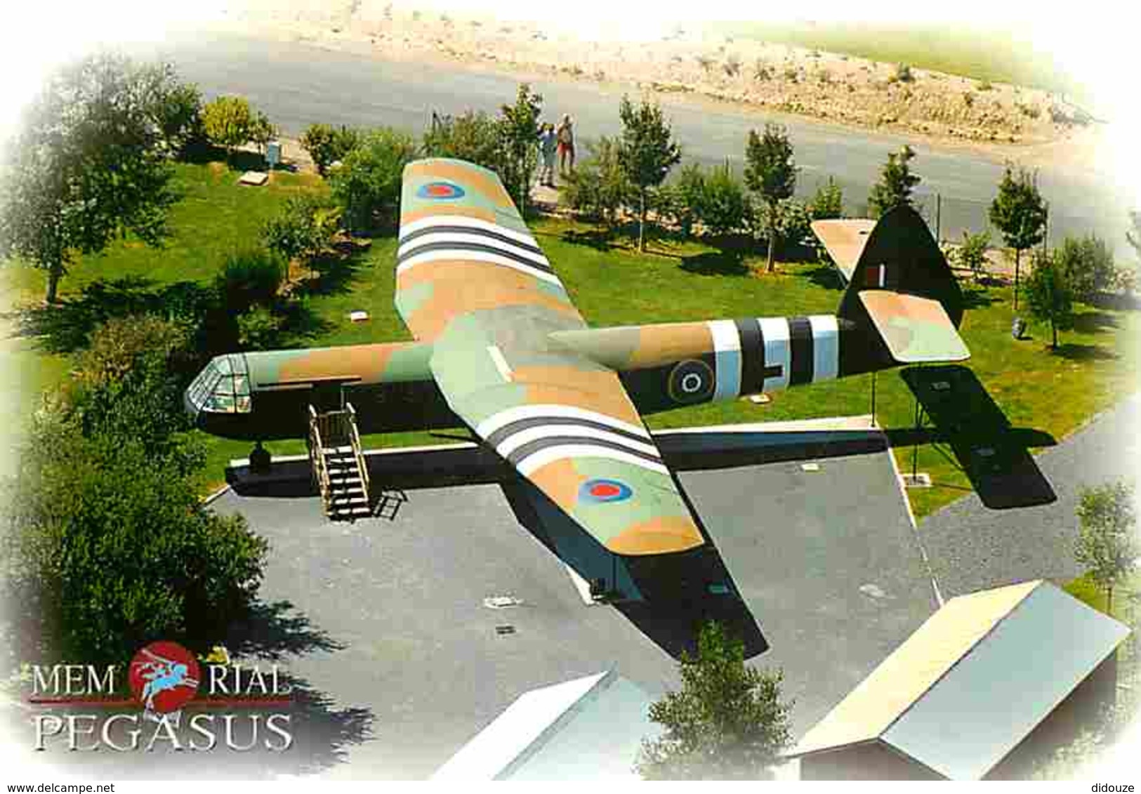 14 - Bénouville - Memorial Pegasus - Planeur Horsa Exposé Dans Le Parc - Avions - Voir Scans Recto-Verso - Autres & Non Classés