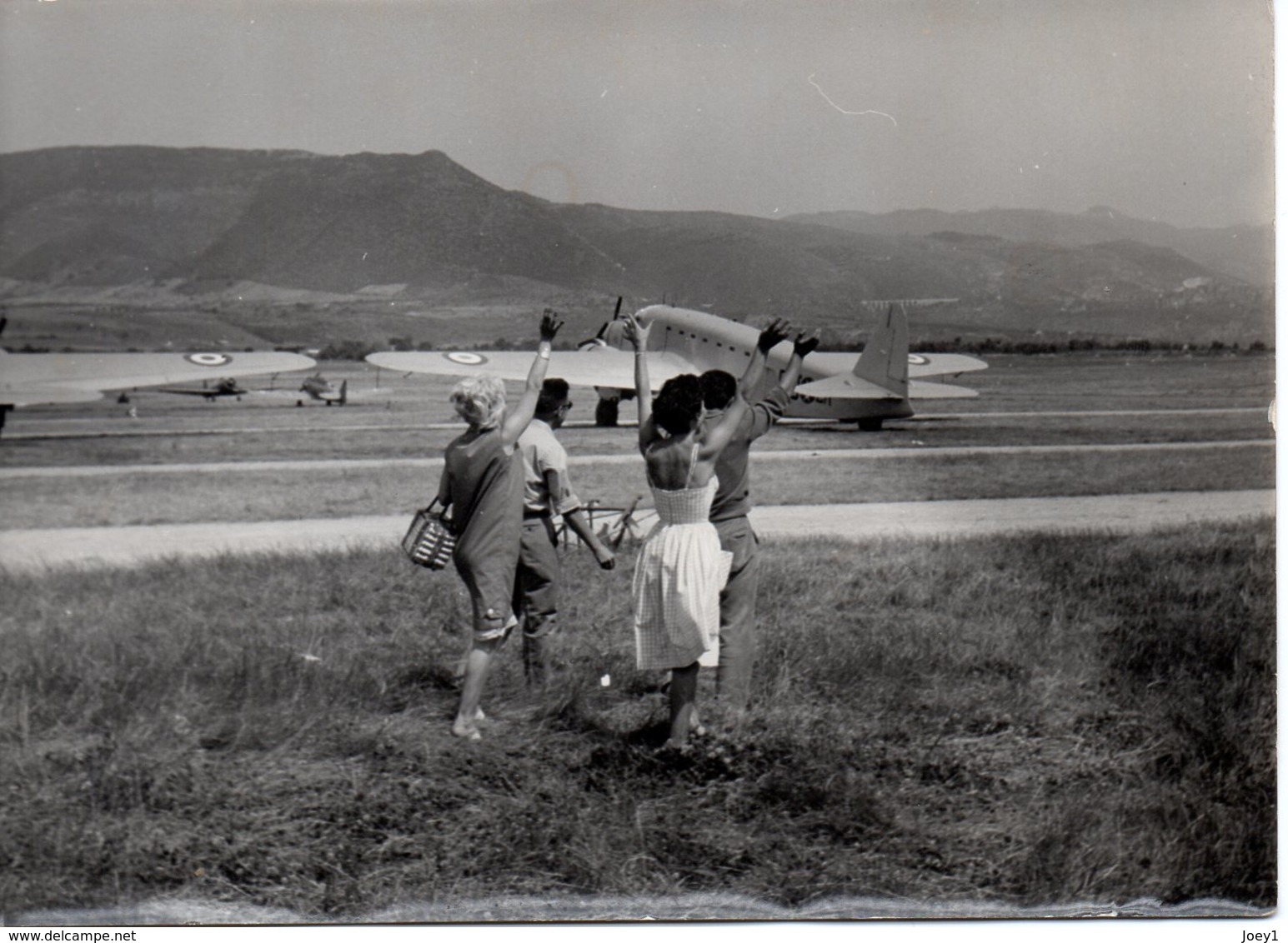 Photo Au Revoir à L'aéroport,début Années 60 En Italie,format 13/18 - Aviation