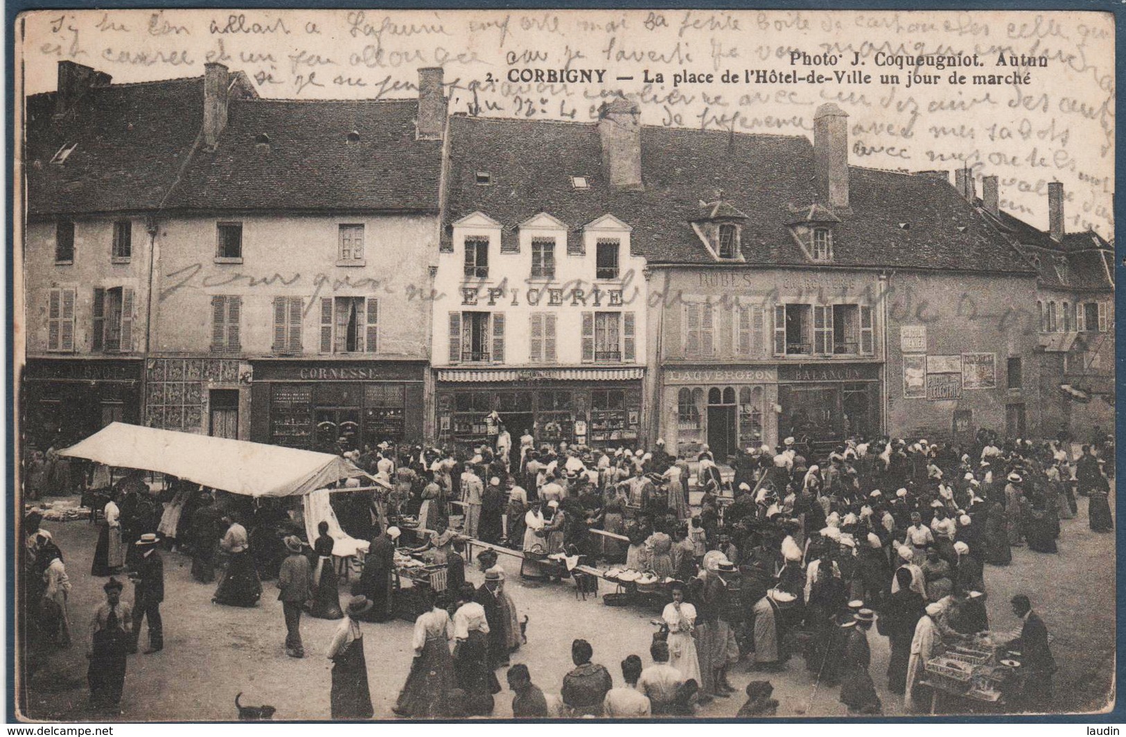 Corbigny , La Place De L'hotel De Ville Un Jour De Marché , Animée - Corbigny