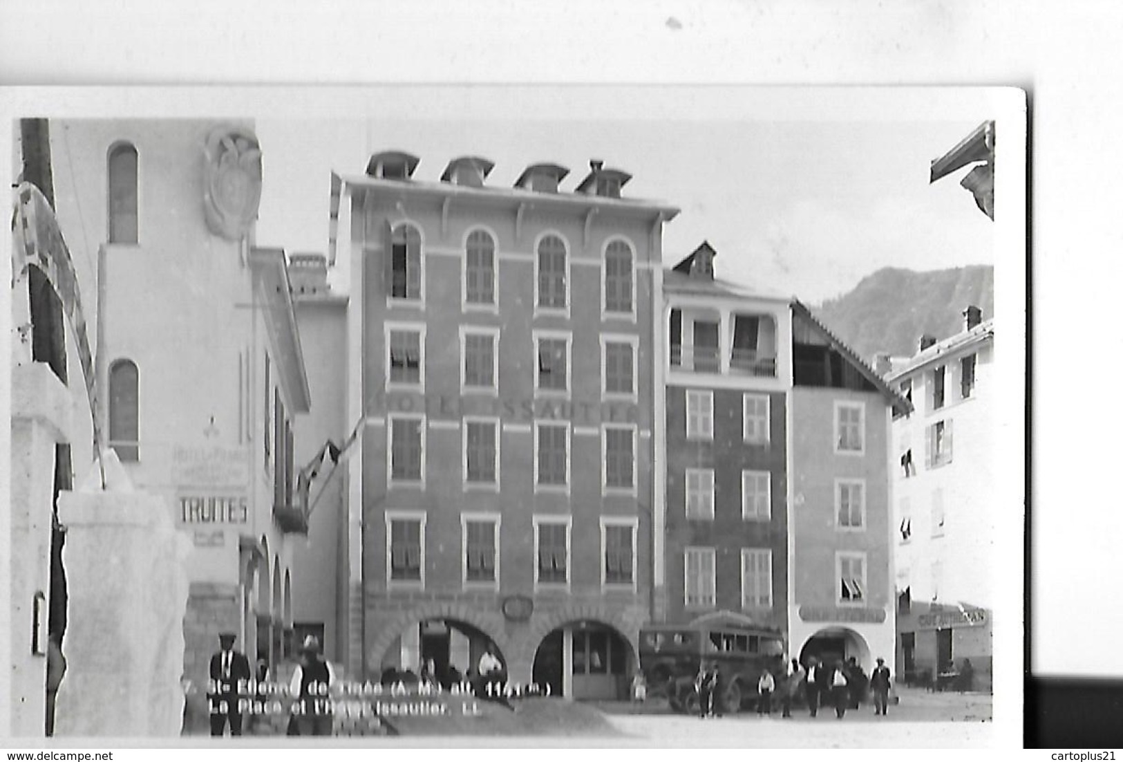 N 7  SAINT ETIENNE DE TINEE PLACE ET HOTEL ISSAUTIER   AUTOCAR  PERSONNAGES  FACON PHOTO  DEPT 06 - Saint-Etienne-de-Tinée