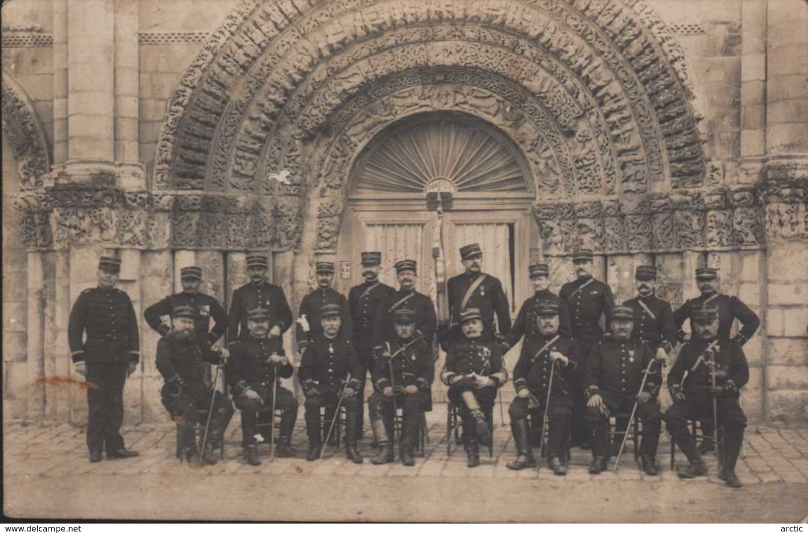 Saintes Groupe De Militaires Devant L'entrée De L'Abbaye Des Dames Photo Carte De Rolland - Saintes