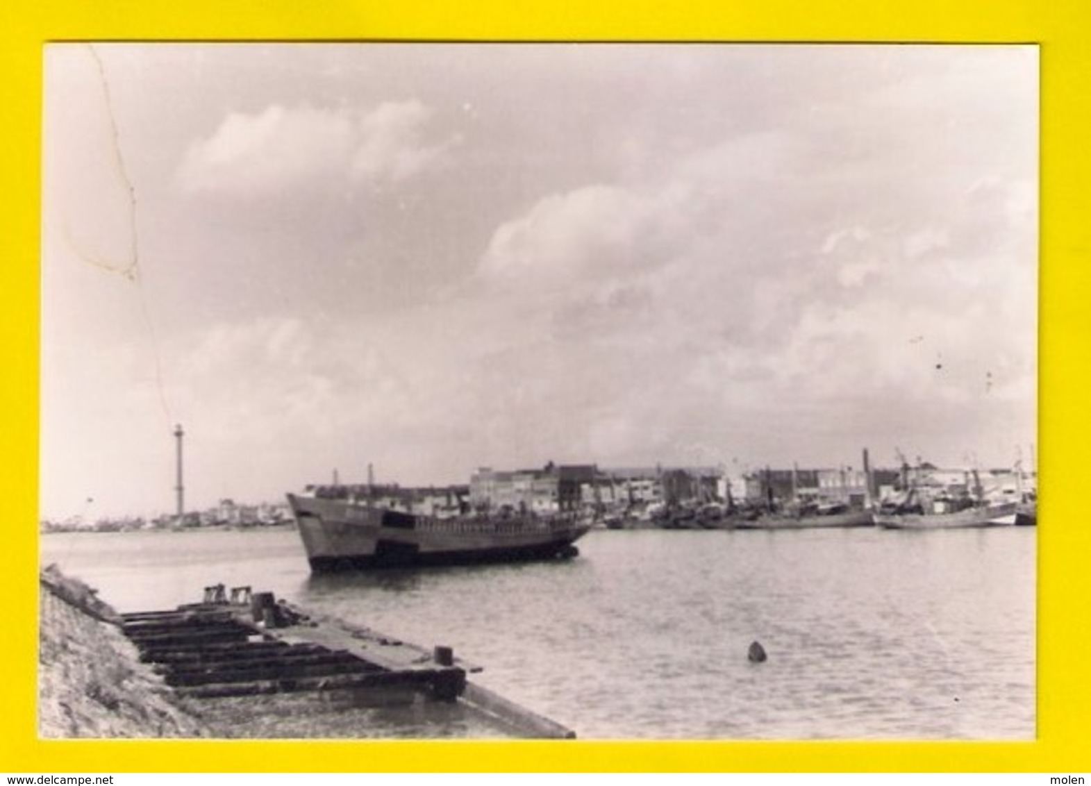FOTO De Zeewacht Ca©1955 VISSERIJDOK Met Vissersboot O151 MORGENSTER HAVEN OOSTENDE VUURTOREN VISSERIJ Geschiedenis 3441 - Oostende