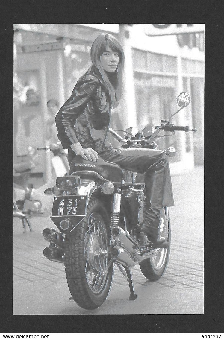 ARTISTES - ACTRICES DE CINÉMA ET CHANTEUSE - LA TRÈS JOLIE FRANÇOISE HARDY VERS 1969 SUR UNE MOTO HONDA - Actors