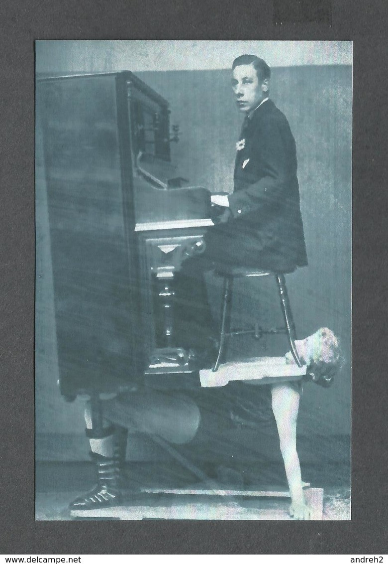 HUMOUR - INSOLITE - FEMME COLOSSE QUI PORTE UN PIANO ET UN PIANISTE SUR SA POITRINE VERS 1920 - Humour