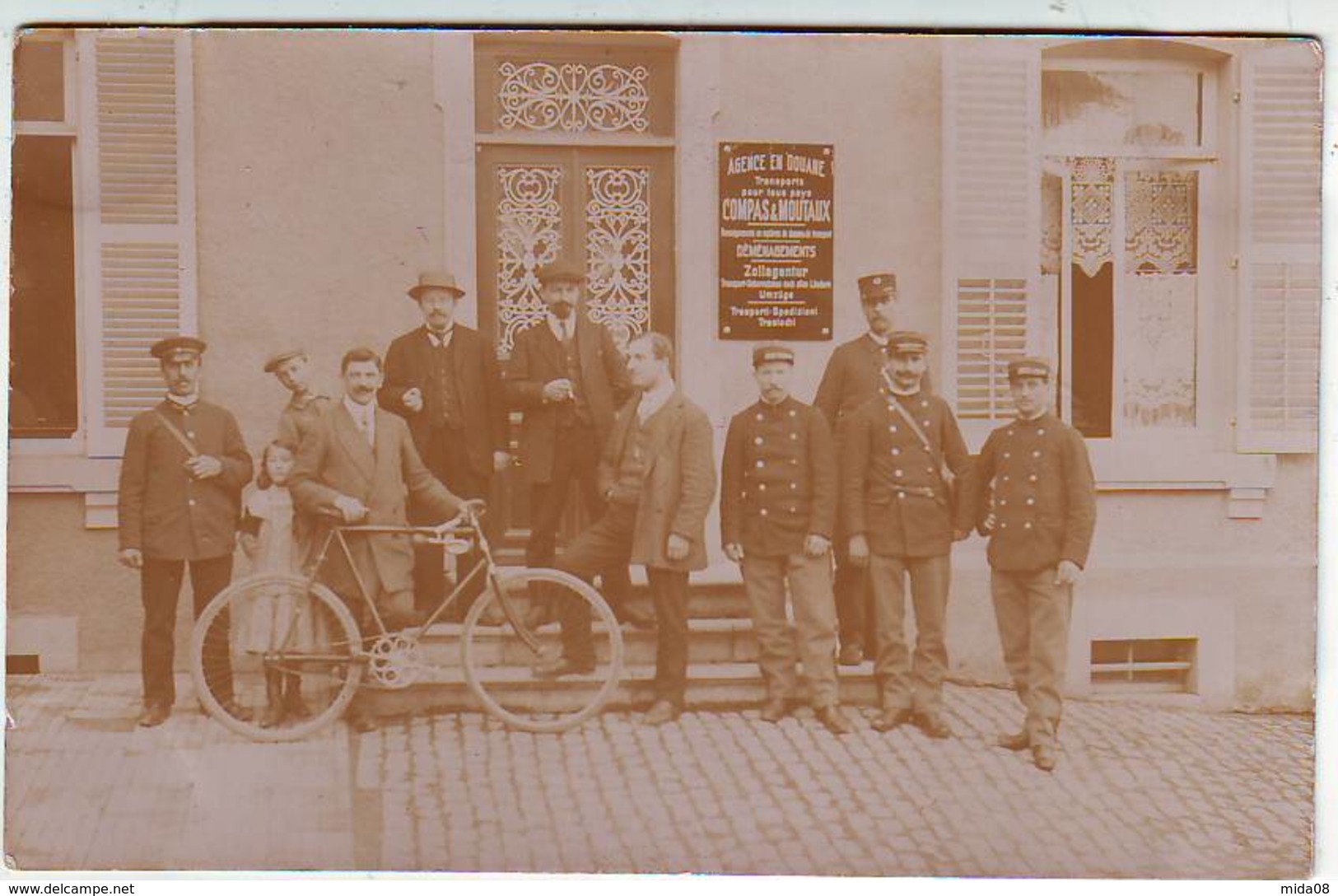 A IDENTIFIER . CARTE PHOTO . AGENCE EN DOUANE . COMPAS Et MOUTAUX Postée De VILLERUPT En 1912 . - To Identify