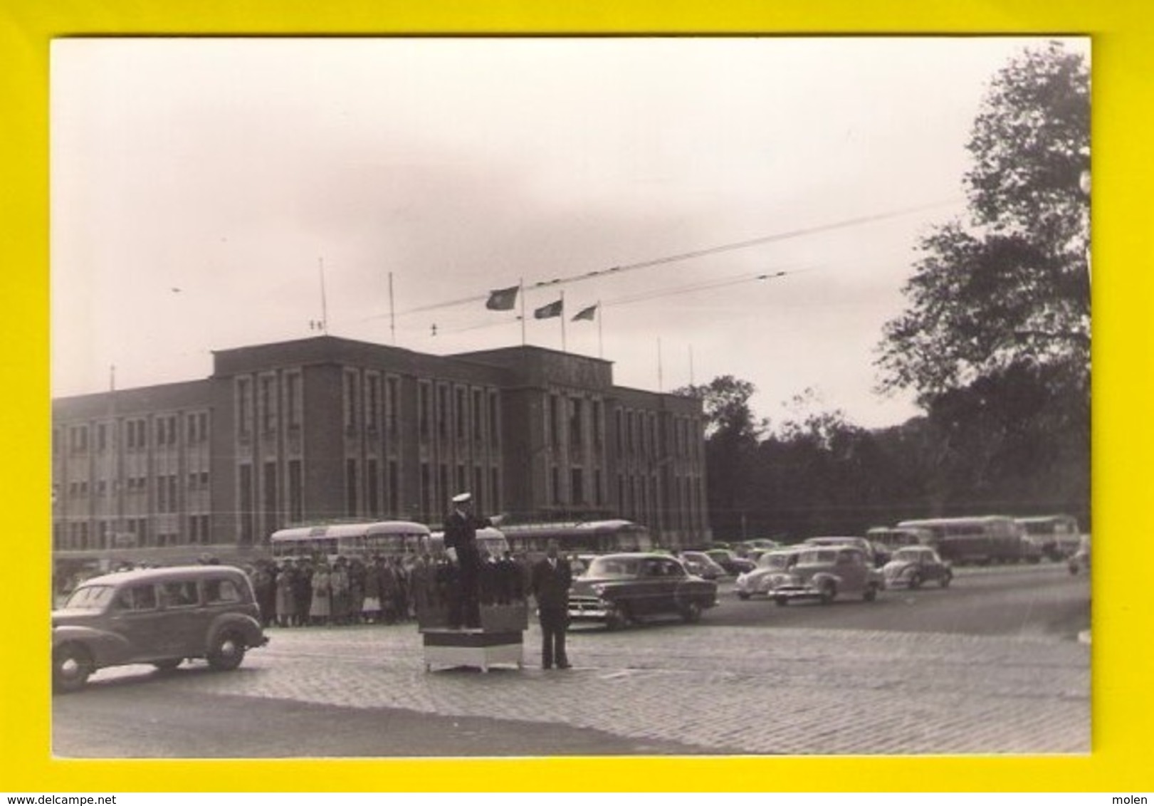 FOTO De Zeewacht Ca©1955 Kruispunt Leopold II- & Vindictivelaan OOSTENDE VREDEGERECHT POLITIE VERKEER AUTO AUTOBUS 3453 - Oostende