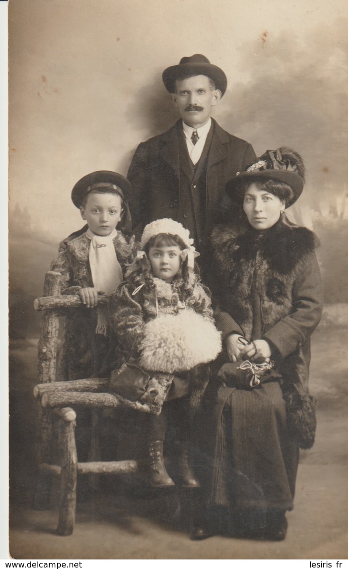 C. P. A. - PHOTO -  LA FAMILLE ENDIMANCHÉE - RAPID PHOTO - GRENOBLE - Fotografía