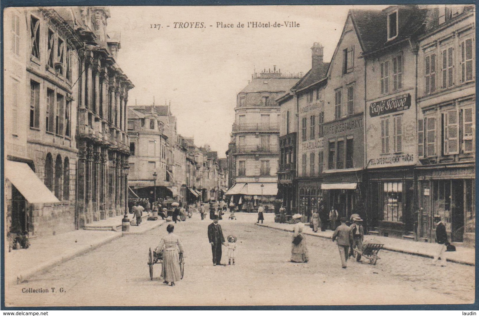 Troyes , Place De L'hotel De Ville , Animée - Troyes