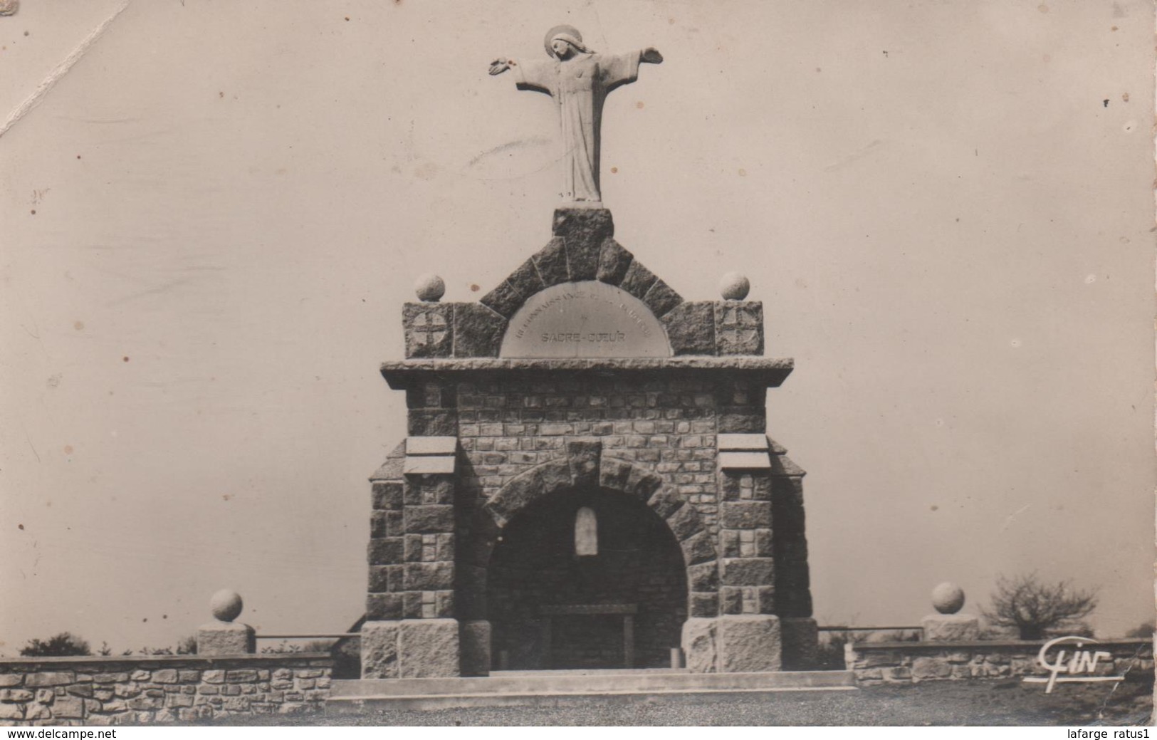 Martigne Ferchaud Monument De La Renaissance Pli Marque En Haut Coin Gauche - Autres & Non Classés