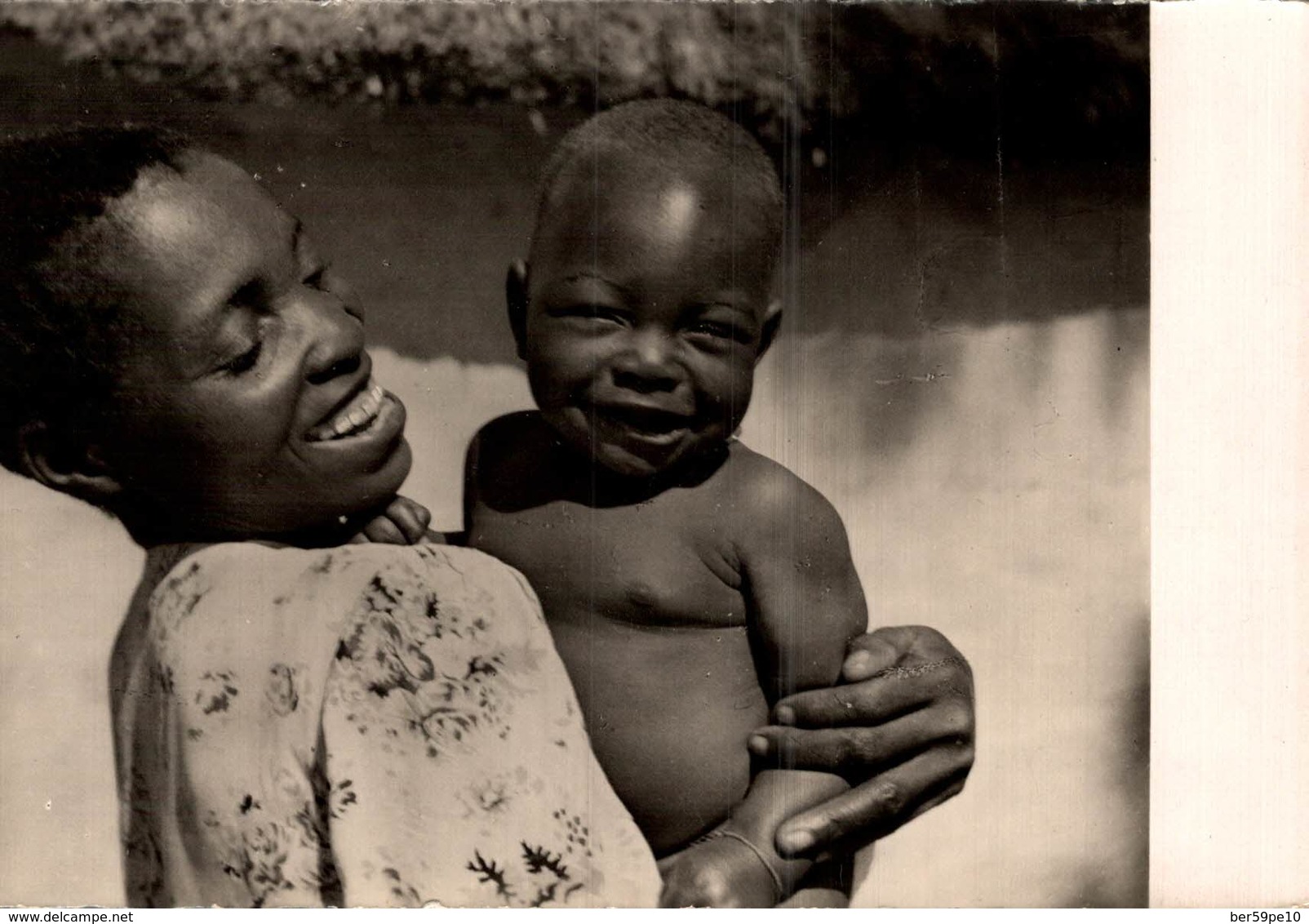 ZAMBEZE  MERE CHRETIENNE ET SON BEBE - Sambia