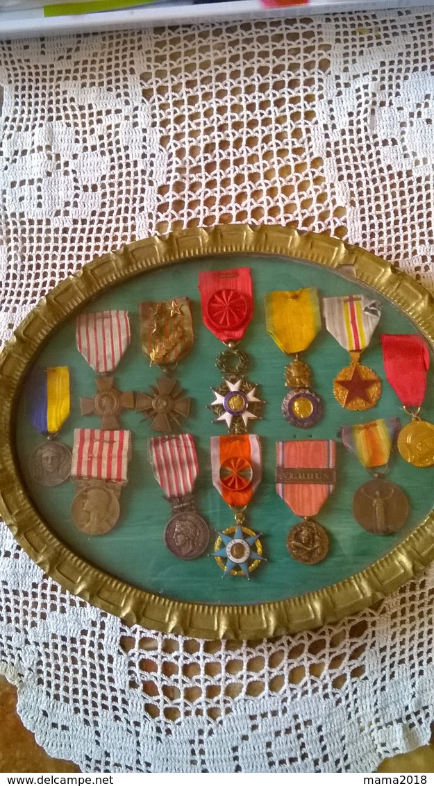 bel ensemble cadre 27 cm x 32 cm  avec  12 médailles  militaires sous verre