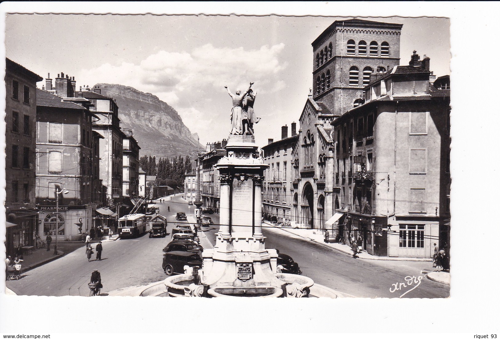 GRENOBLE - Place Et Eglise Notre-Dame. Au Fond, Le Saint-Eynard (trolley-bus Et Voitures Années 50) - Grenoble