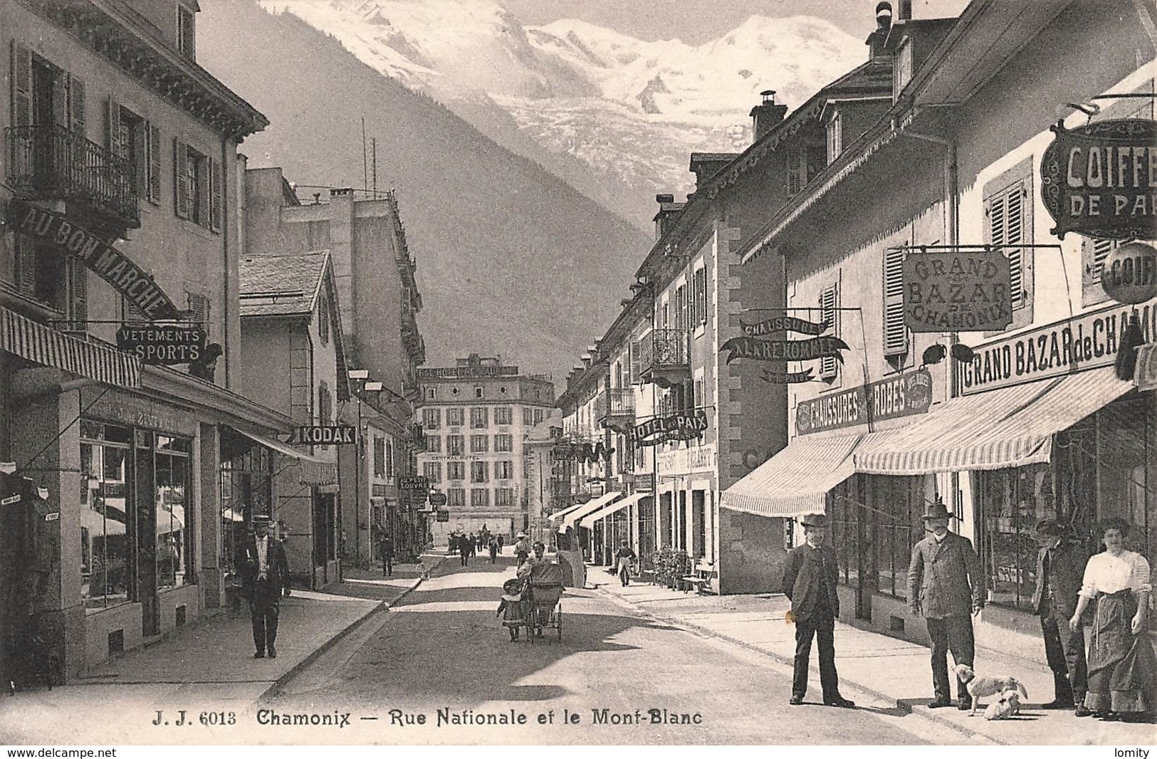 74 Chamonix Rue Nationale Et Le Mont Blanc Cpa Carte Animée Le Grand Bazar Chaussures à La Renommée Au Bon Marché - Chamonix-Mont-Blanc