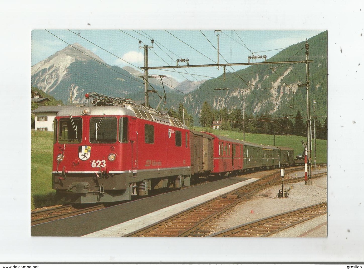 EN GARE DE SURAVA (124) CH DE FER RETHIQUES LE TRAIN 562 ST MORITZ- COIRE ARRIVE SUR LA LIGNE DE L'ALBULA AOUT 1985 - Chur