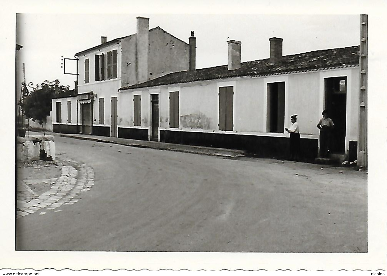 ILE D'OLERON - SAUZELLE - UNE RUE ANIMEE 1950 ANCIEN COMMERCE RARE PHOTO ORIGINALE INEDITE TRES BON ETAT 2 Scans - Ile D'Oléron