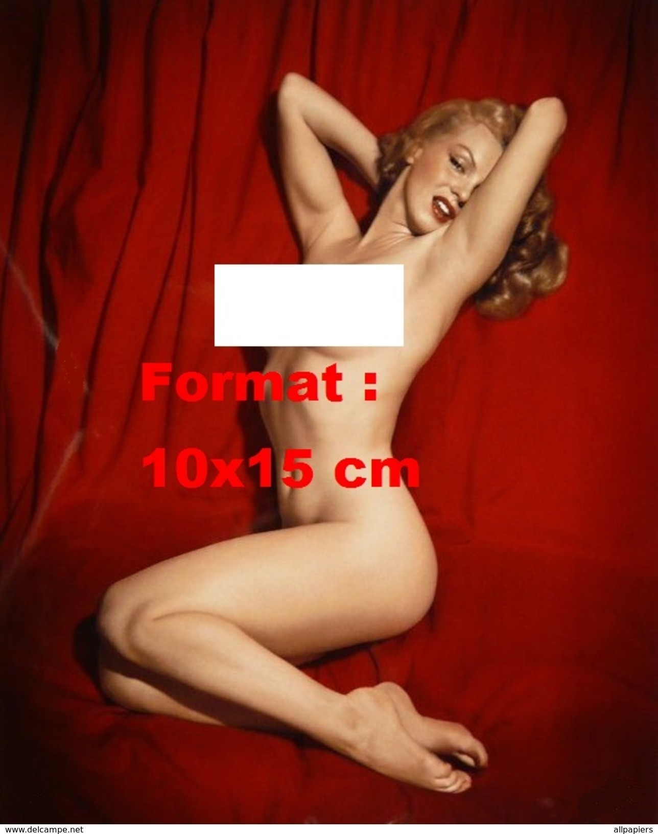 Reproduction D'une Photographie De La Sensuelle Marilyn Monroe Entièrement Nue Sur Un Drap Rouge - Other & Unclassified