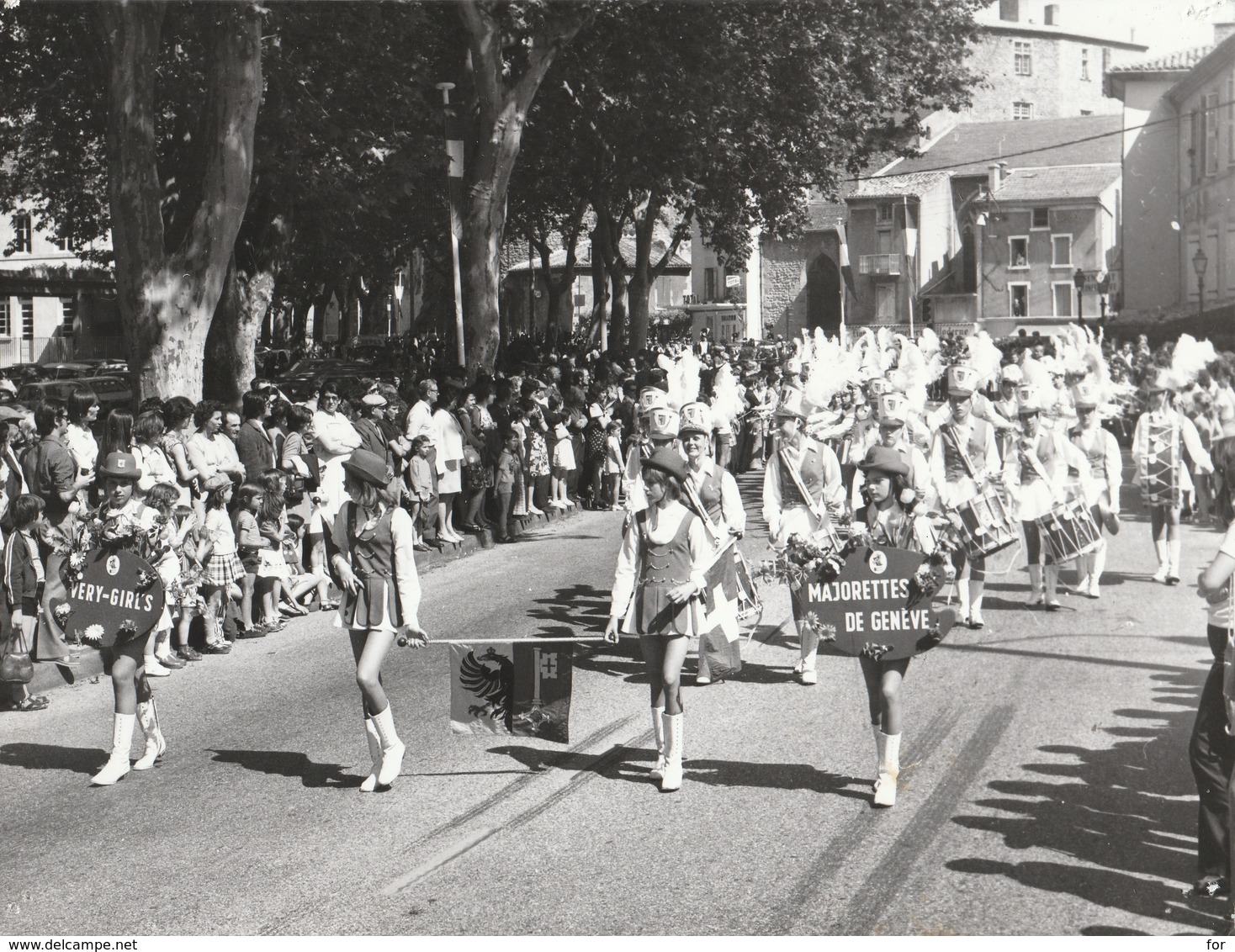 Photo. Professionnelle : Majorettes De Genève - Very-girl's : Tournon - Ardèche - 150é Anniversaire Des Sapeurs Pompiers - Places