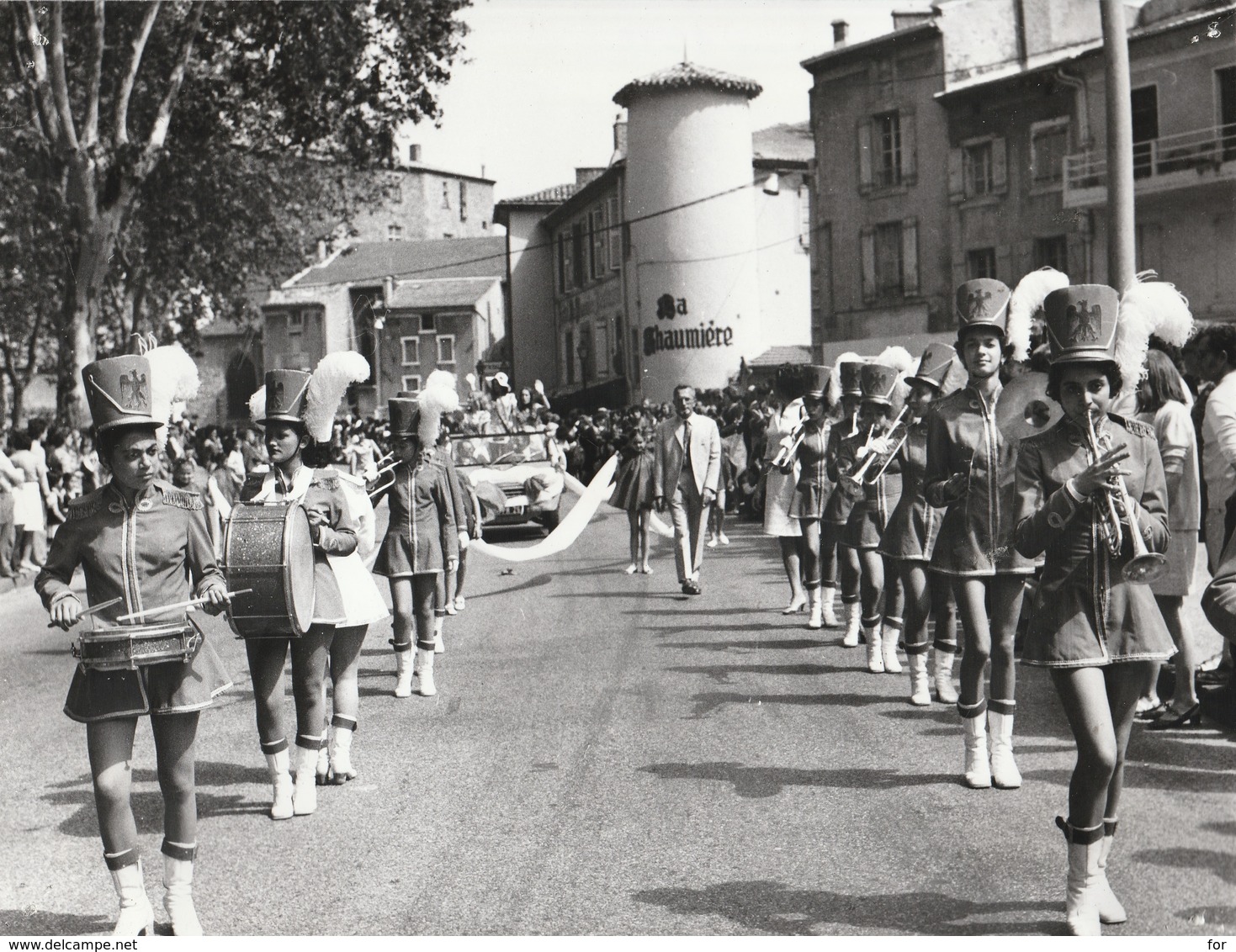 Photo. Professionnelle : Tournon - Ardèche - Majorettes D'annonay Et Musique ?? : Féte Des Fruits Et Des Vins - Lieux