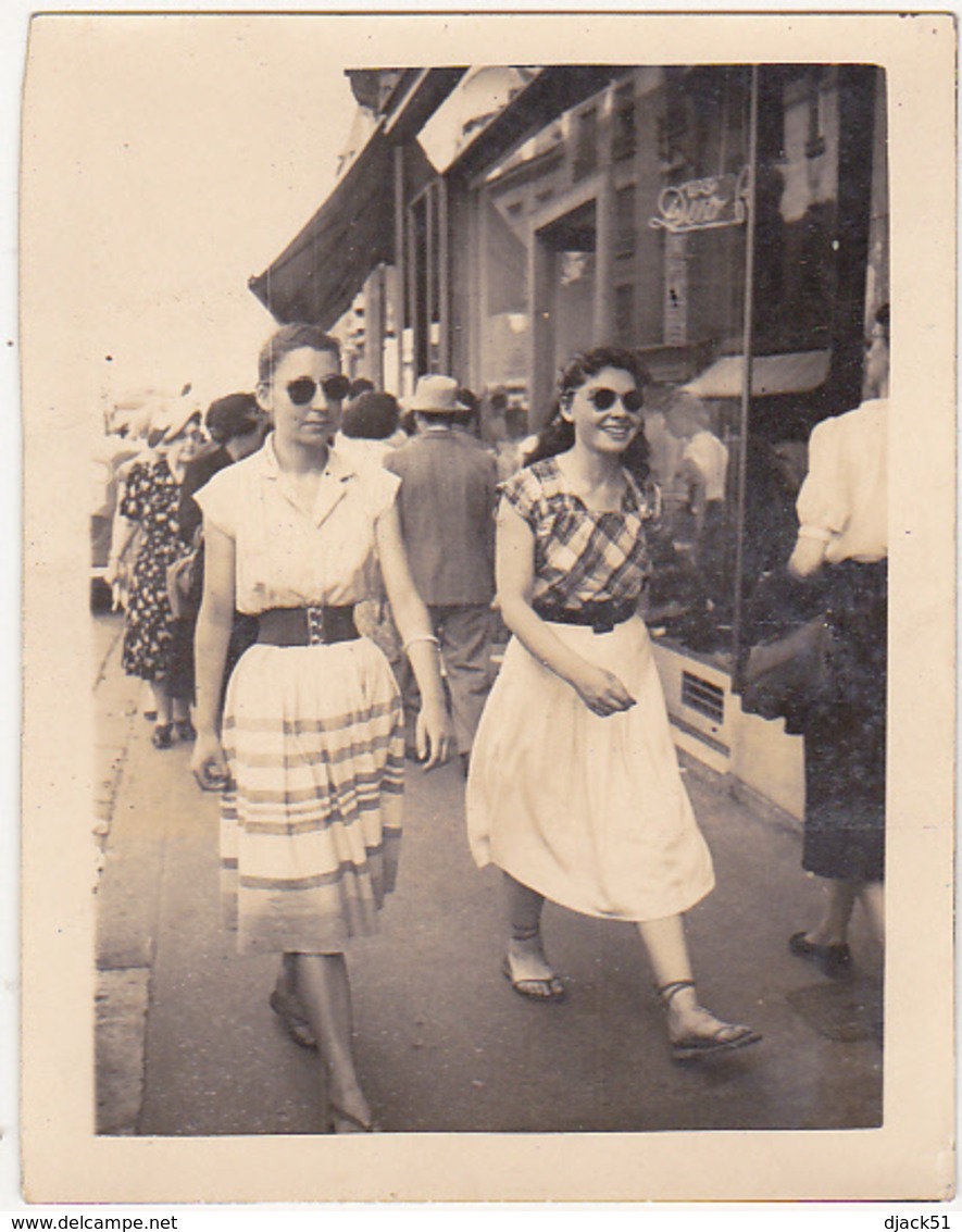 Ancienne Photo Amateur / Femmes Marchant Dans La Rue - Années 50 - 60 - Personnes Anonymes