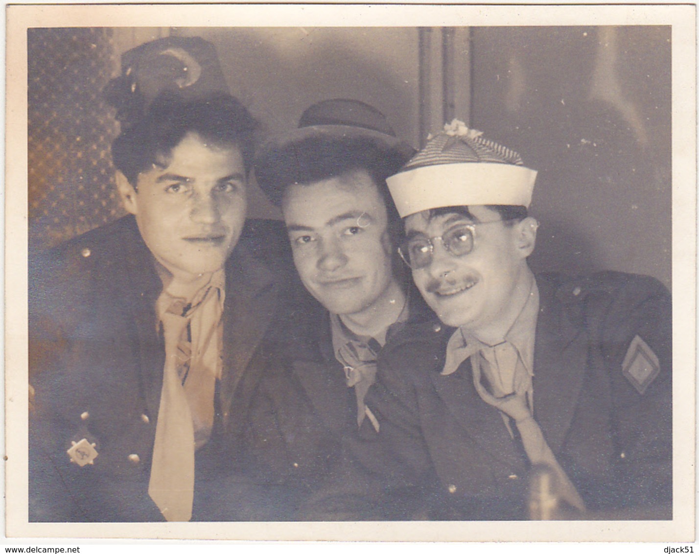 Ancienne Photo Amateur / Jeunes Hommes (Militaires) - Chapeaux "fête" - Personnes Anonymes