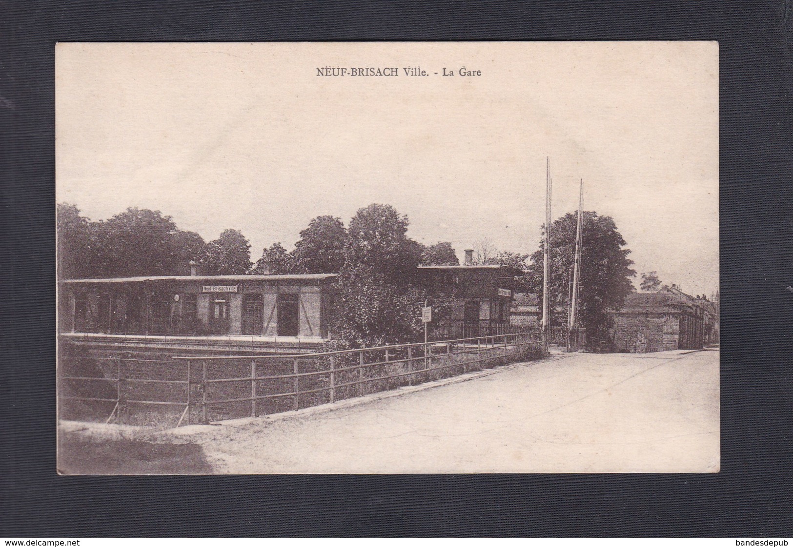 Neuf Brisach Ville (68) La Gare ( Chemin De Fer Passage à Niveau ) - Neuf Brisach