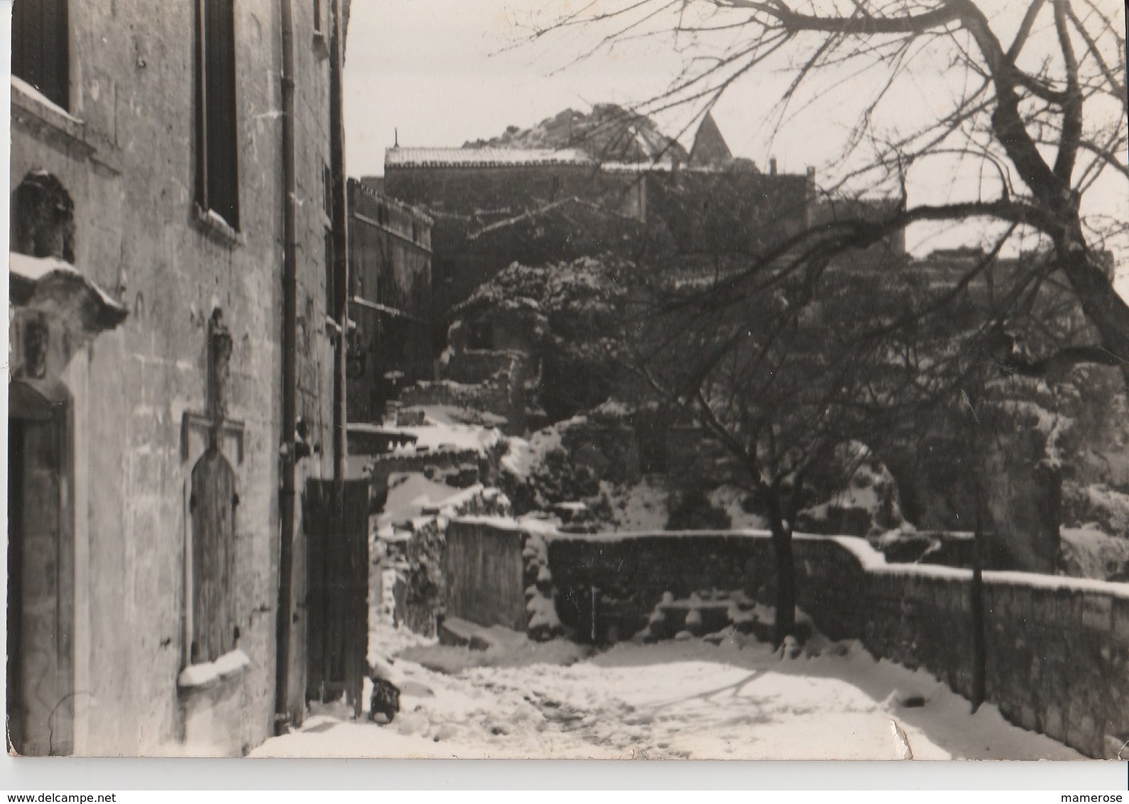 LES BEAUX (13). SOUS LA NEIGE Ou Les Caprices Du Temps. Un Coin Du Vieux Village Avec Les Remparts - Les-Baux-de-Provence