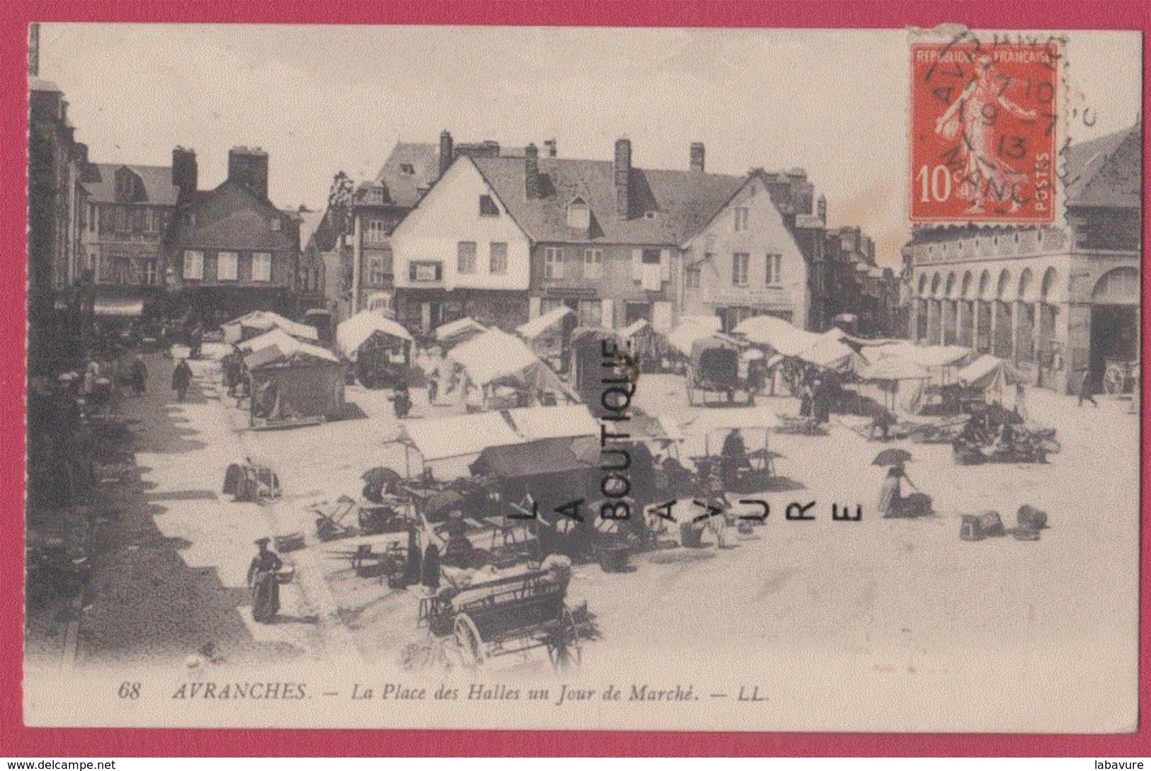 50 - AVRANCHES---La Place Des Halles Un Jour De Marché----animé - Avranches