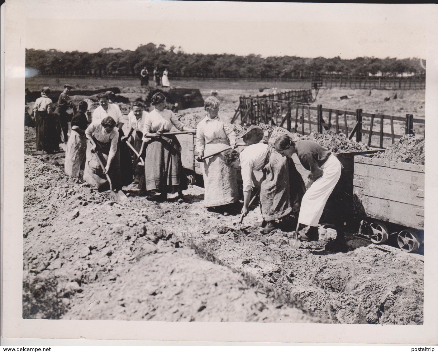 LANCASHIRE LASSES MAKE GLASS ENGLAND BRITISH ST HELENS  BELGIAN CHIEF PRODUCERS   21*16CM Fonds Victor FORBIN 1864-1947 - Profesiones