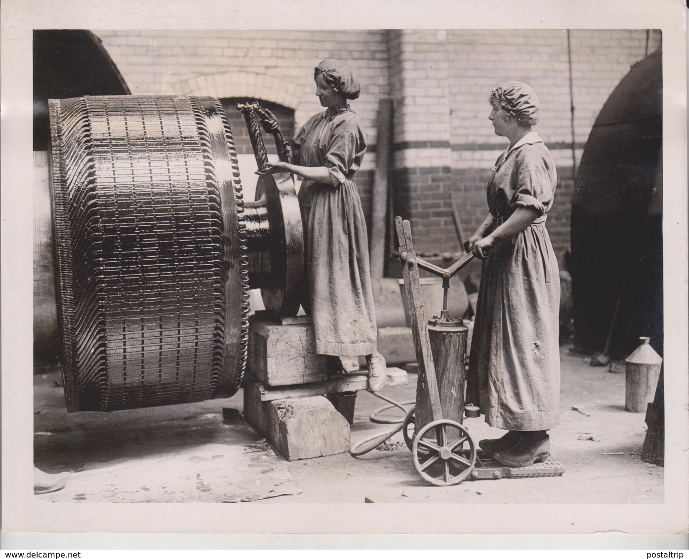 LANCASHIRE LASSES MAKE GLASS ENGLAND BRITISH ST HELENS  BELGIAN CHIEF PRODUCERS   21*16CM Fonds Victor FORBIN 1864-1947 - Profesiones