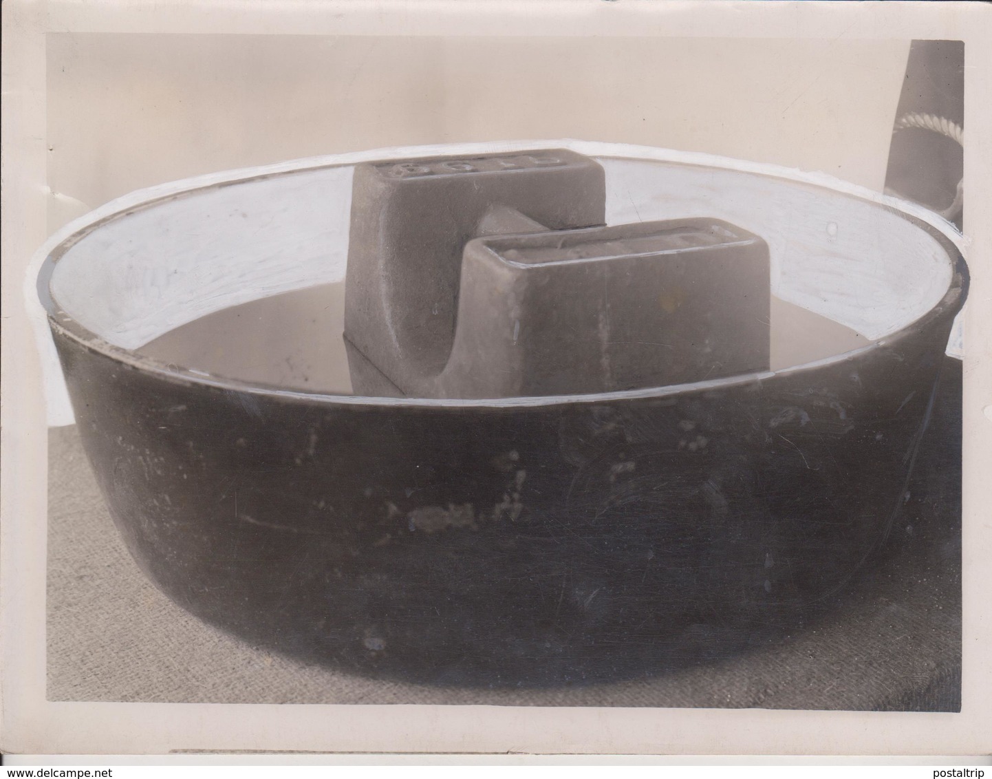 QUICKSILVER HALF HUNDREDWEIGHT OF METAL FLOATING IN A BOWL OF QUICKSILVER   21*16CM Fonds Victor FORBIN 1864-1947 - Profesiones