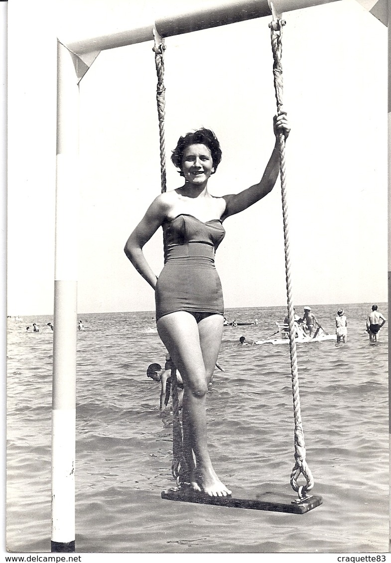 JEUNE FEMME EN MAILLOT DE BAIN SUR UNE BALANCOIRE   FOTO "FOSCHINI" S. GIULIANO MARE-RIMINI - Pin-Ups