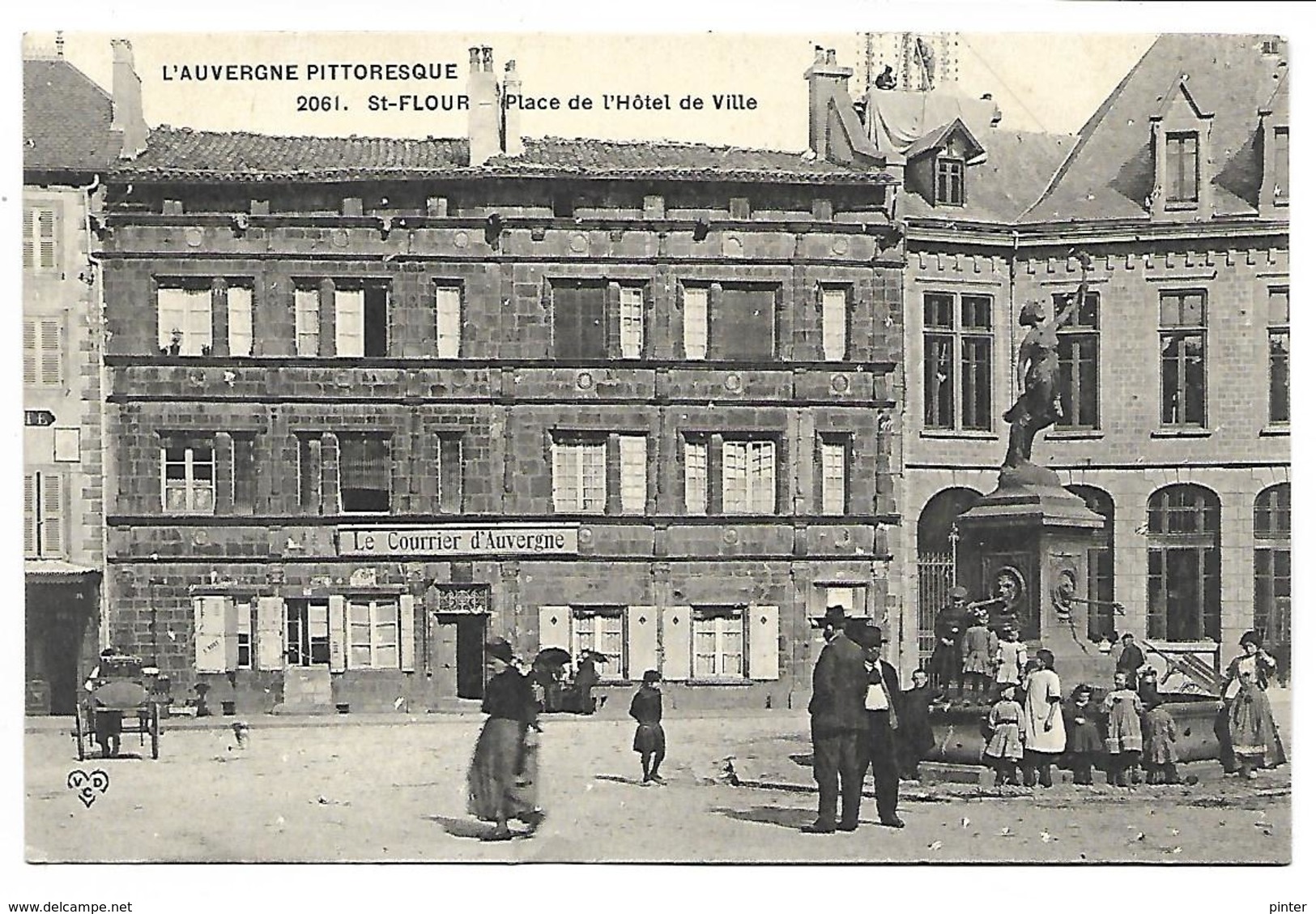 SAINT FLOUR - Place De L'Hôtel De Ville - Saint Flour