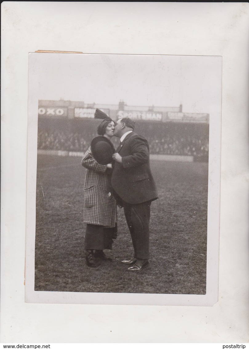 GIRLS FOOTBALL MATCH CHARITY CARNIVEL AT TOTTENHAM FOOTBALL GROUND LONDON MOLLY DR 21*16CM Fonds Victor FORBIN 1864-1947 - Deportes