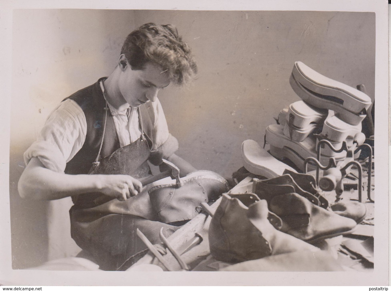 NEW USE FOR OLD ARMY BOOTS SHOEMAKER ESSEX   16*12CM Fonds Victor FORBIN 1864-1947 - Profesiones