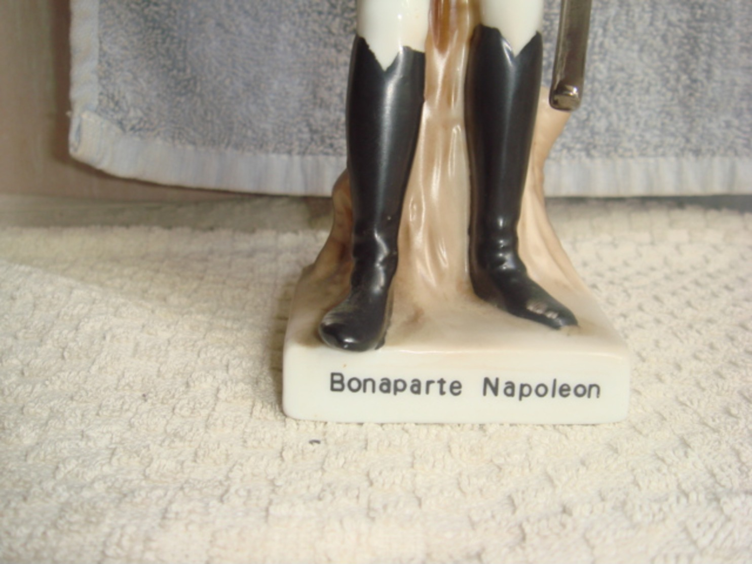 Statuette En Porcelaine Bonaparte Napoleon Hauteur 23 Cm X 6 Cm - Autres & Non Classés