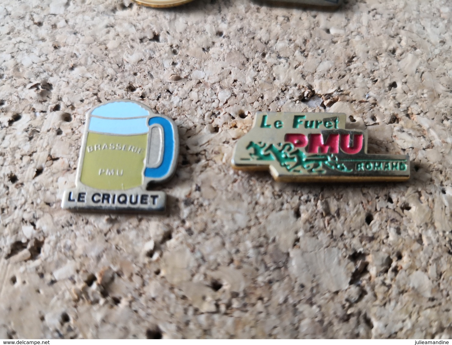 2 PINS PMU BAR TABAC BRASSERIE LE CRIQUET  ET CHEVAL LE FURET ROMAND SUISSE - Giochi