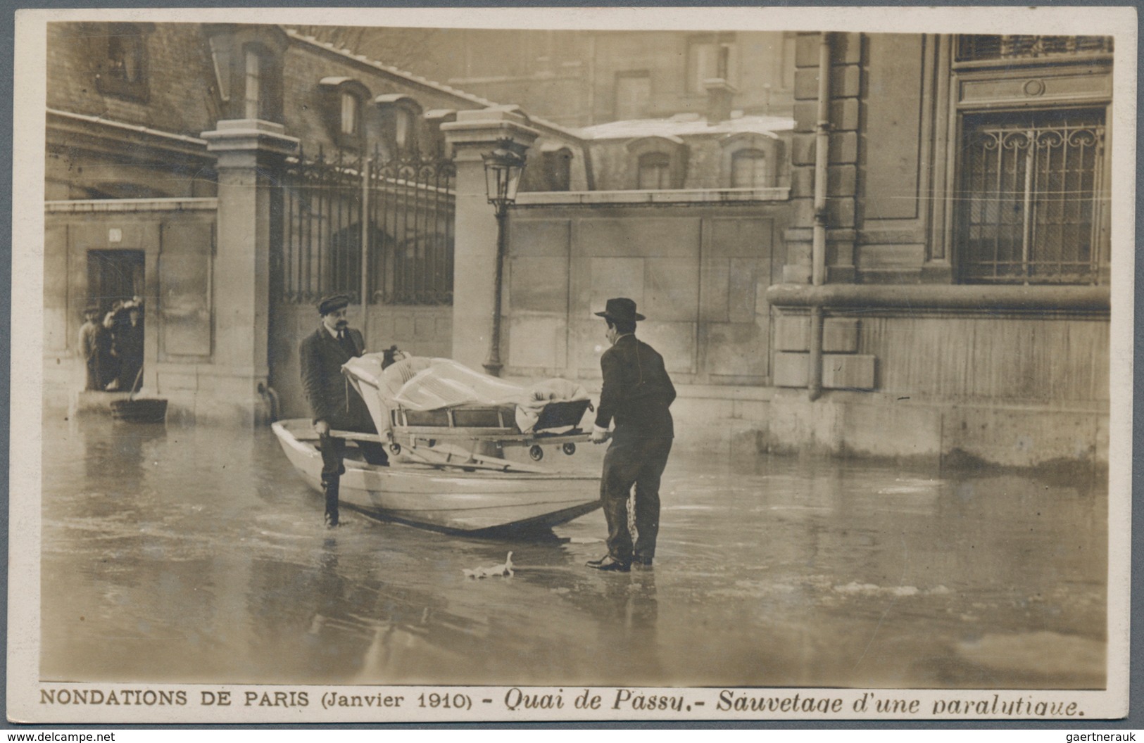 Ansichtskarten: Alle Welt: FRANKREICH, PARIS 1910 Hochwasser, 125 Historische Lichtdrucke Und Fotoka - Unclassified