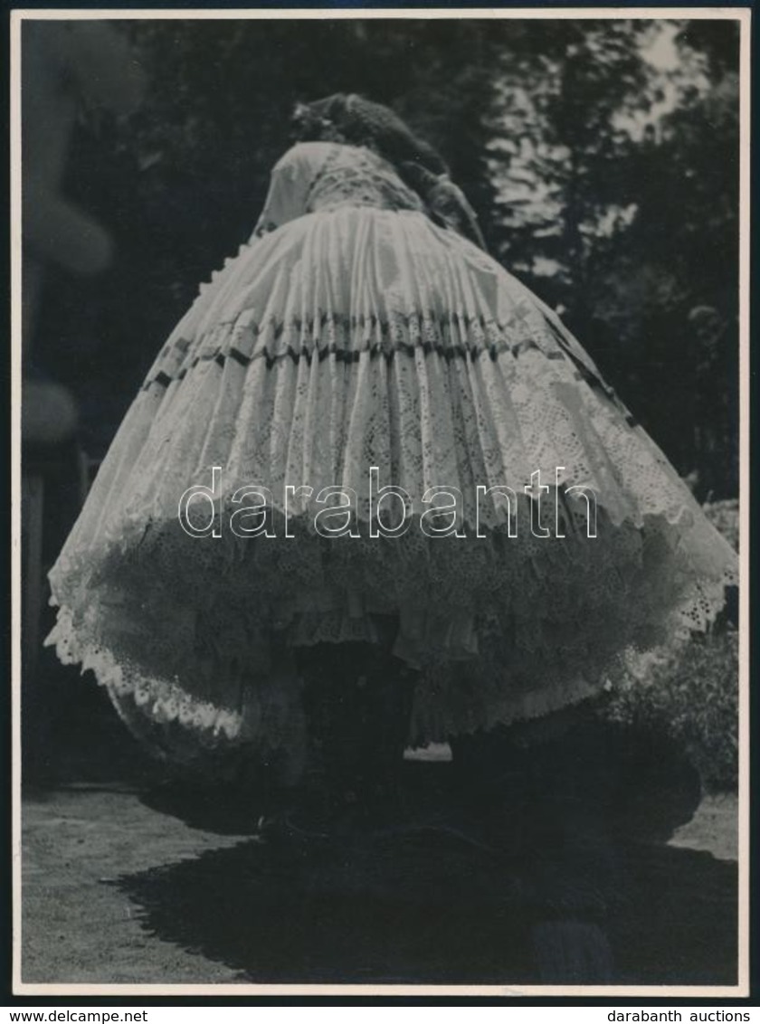 Cca 1935 Népviselet Alulnézetben, Fotó Balogh Rudolf Hagyatékából, 23,5×17,5 Cm - Andere & Zonder Classificatie