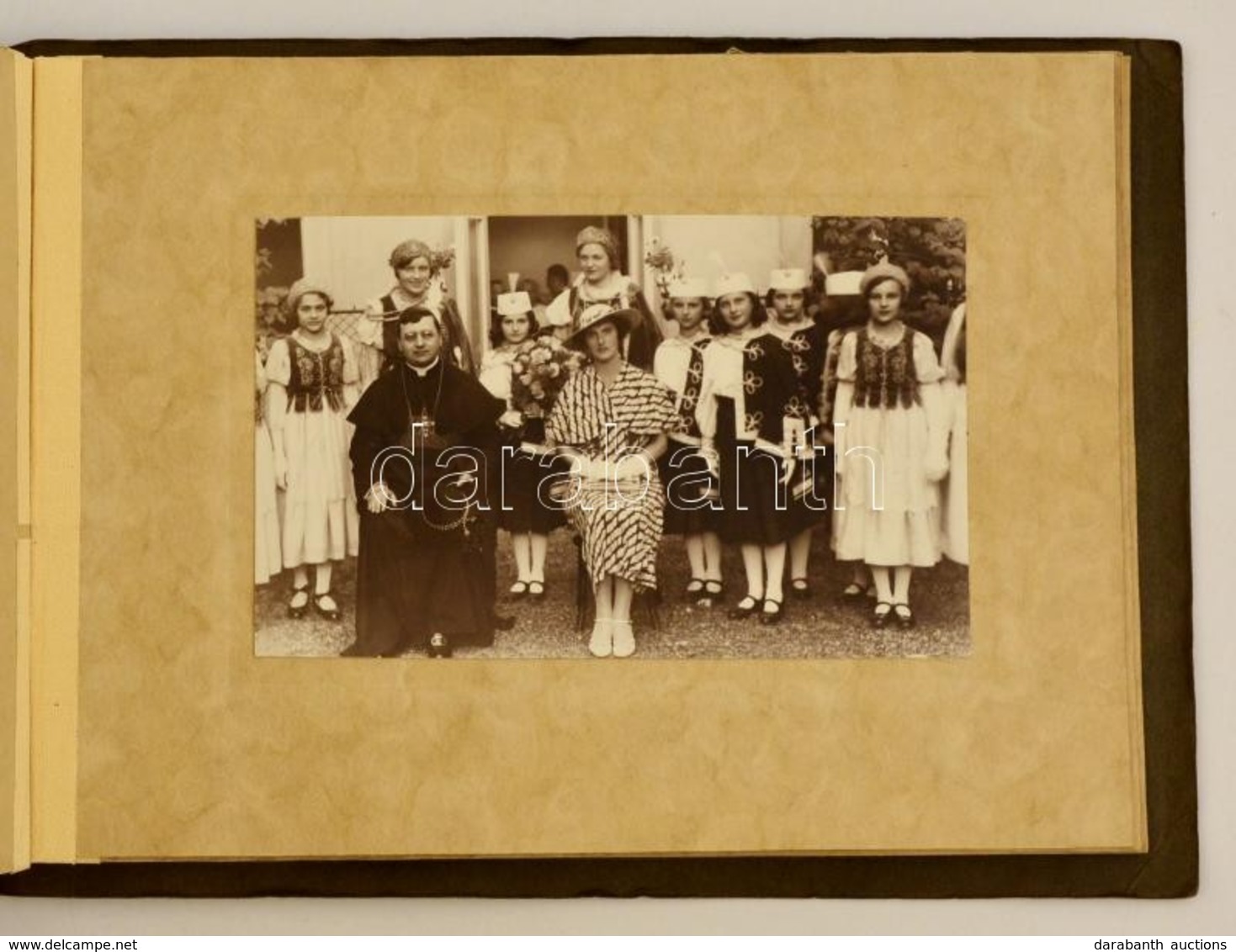 Cca 1930 Serédi Jusztinán Vallásos Iskolai ünnepségen. 9 Db Fotó Albumban, Kettőn A Hercegprímással 24x18 Cm - Andere & Zonder Classificatie