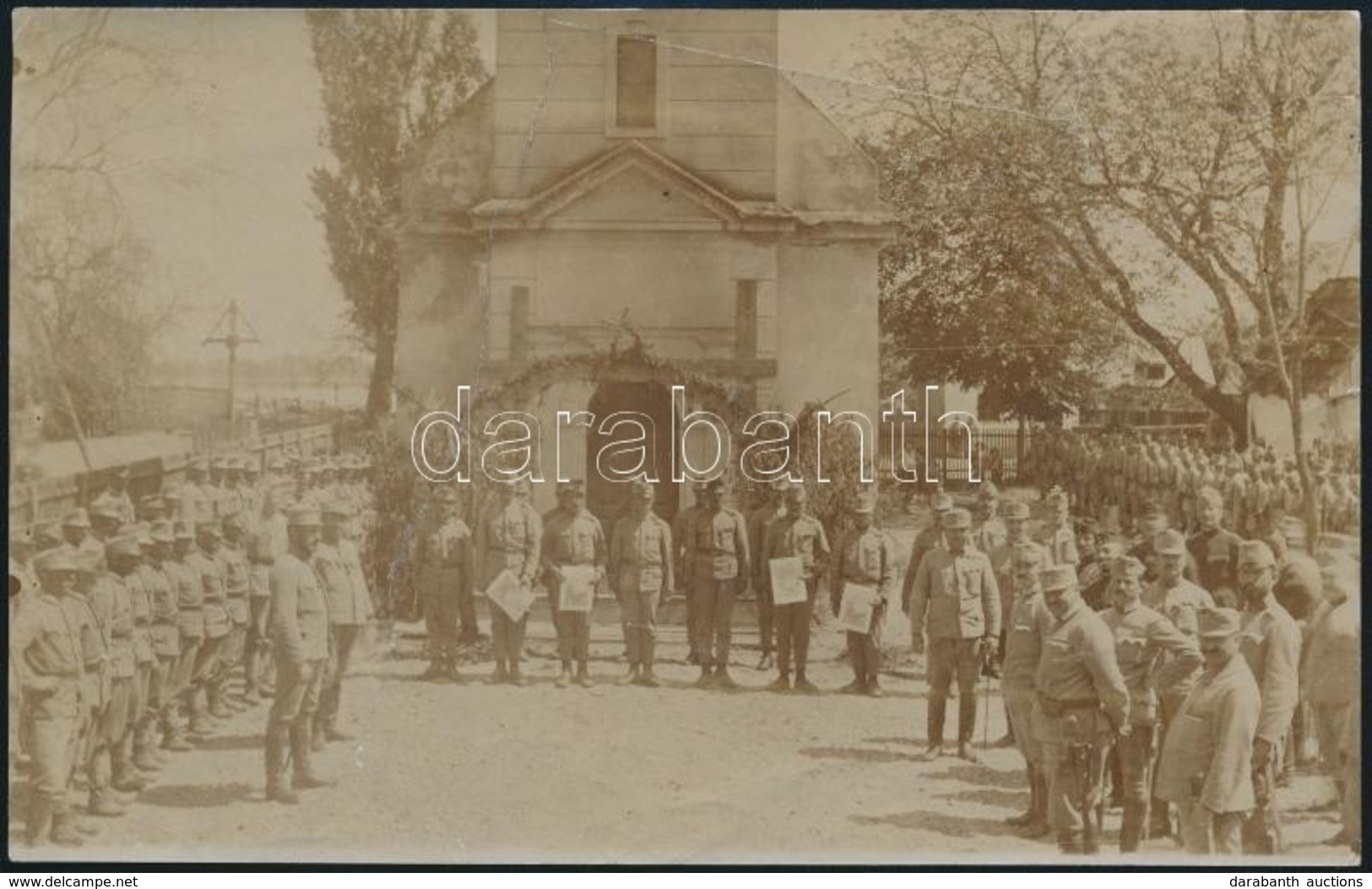 1915 Legénységi Kitüntetés átadása A Tisztikar Jelenlétében A Fronton, Hátoldalon Feliratozott, Restaurált Fotó, 10×17 C - Other & Unclassified