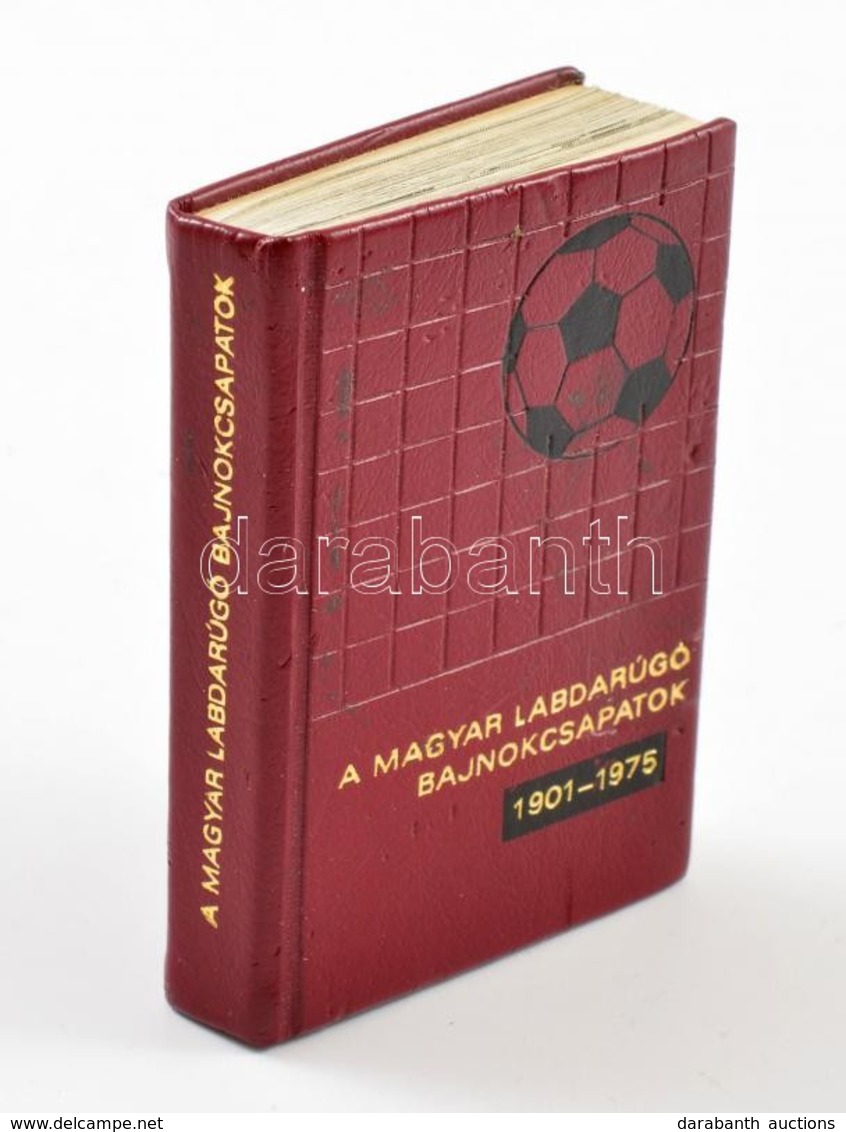A Magyar Labdarúgó Bajnokcsapatok 1901-1975. Szerk.: Szűcs László. Bp., 1976, Sportpropaganda Vállalat. Minikönyv, Megje - Zonder Classificatie