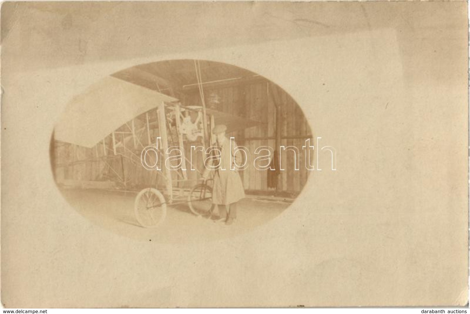 ** T2 ~1905 Vintage Repülőgép Hangárban Pilótával / Vintage Aircraft With Pilot. Photo - Zonder Classificatie