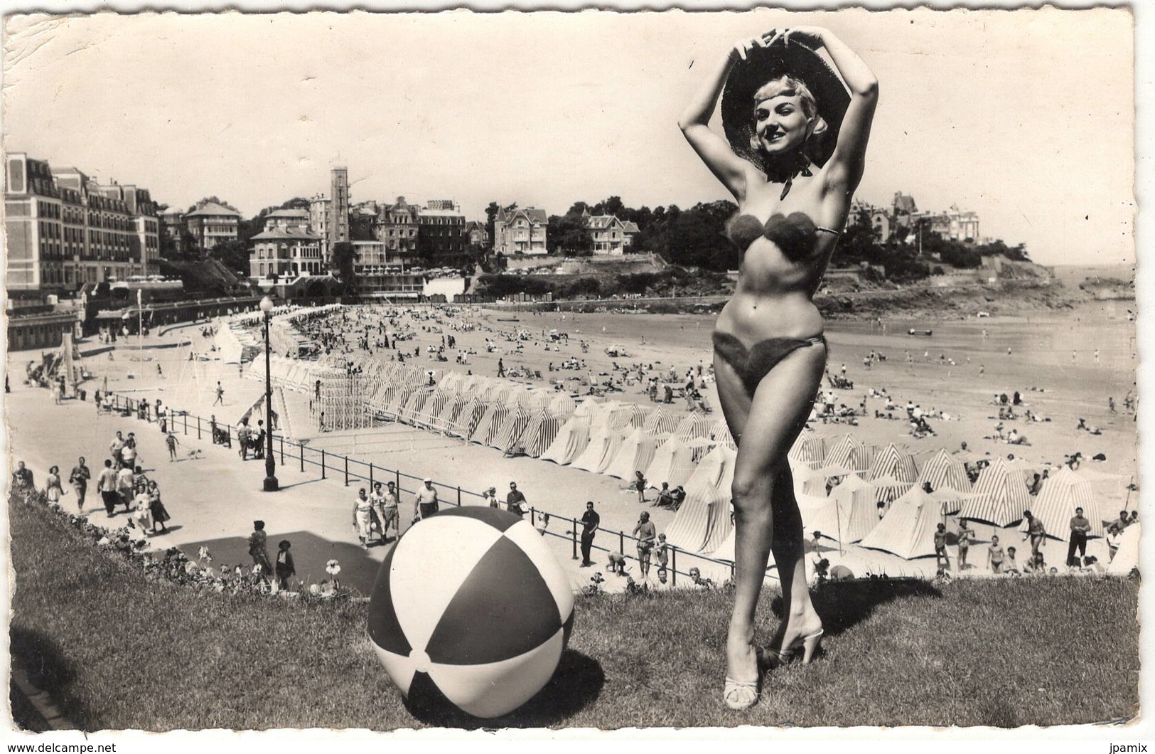 CPSM Petit Format : Dinard , Un Coin De Plage , Pin-up - Dinard