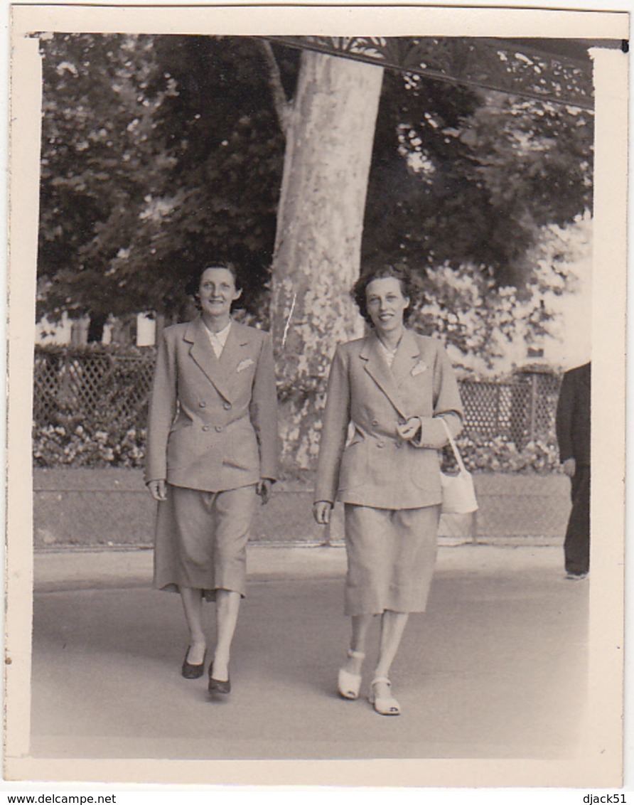 Ancienne Photo / 2 Femmes / Louise Et Jeanne, Vichy 1950 - Personnes Identifiées