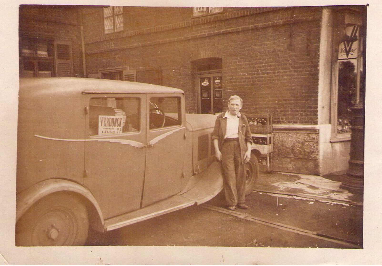 Voiture à Identifier : MONAQUATRE 1930 ? Avec Volant Sur La Droite, Garée Devant L'épicerie Du 135 Quai De L'ouest LILLE - Automobili