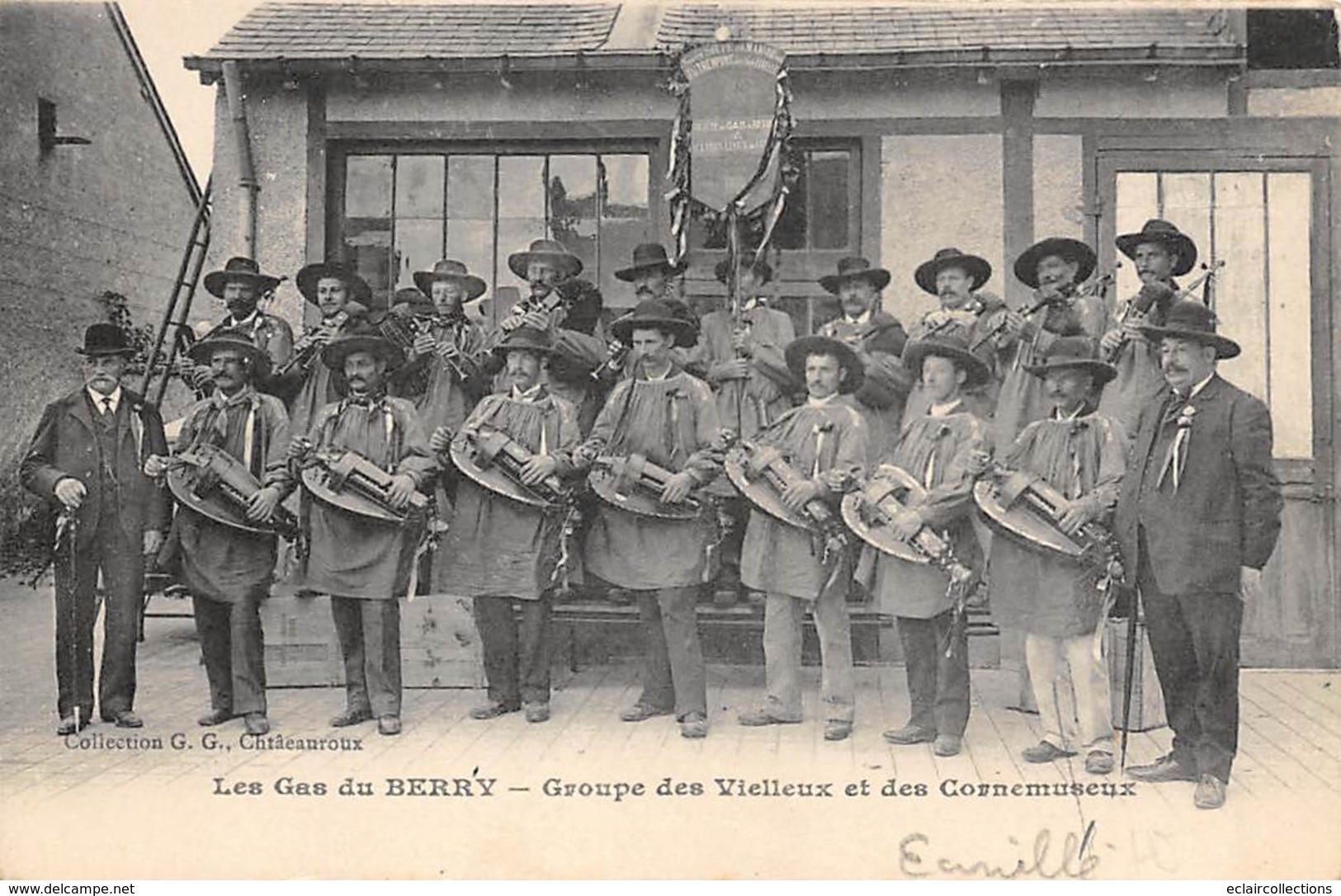 Ecueillé        36      Groupe De Vielleux Et De Cornemuseux    (écrit Sur Le Drapeau)  (voir Scan) - Other & Unclassified