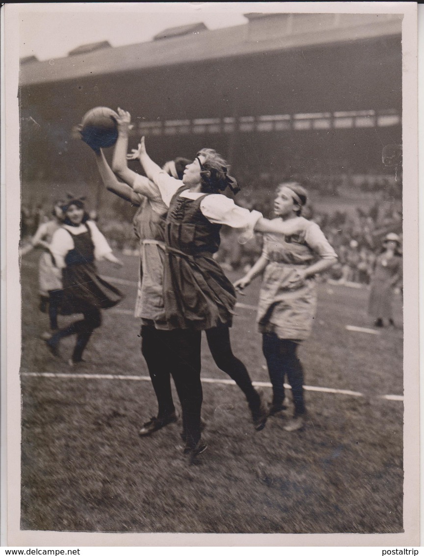 THE PRINCE AT LONDON SPORTS FESTIVAL NETBALL GIRLS WOOD CLOSE SCHOOL PAGES WALK S 20*15 CM Fonds Victor FORBIN 1864-1947 - Deportes