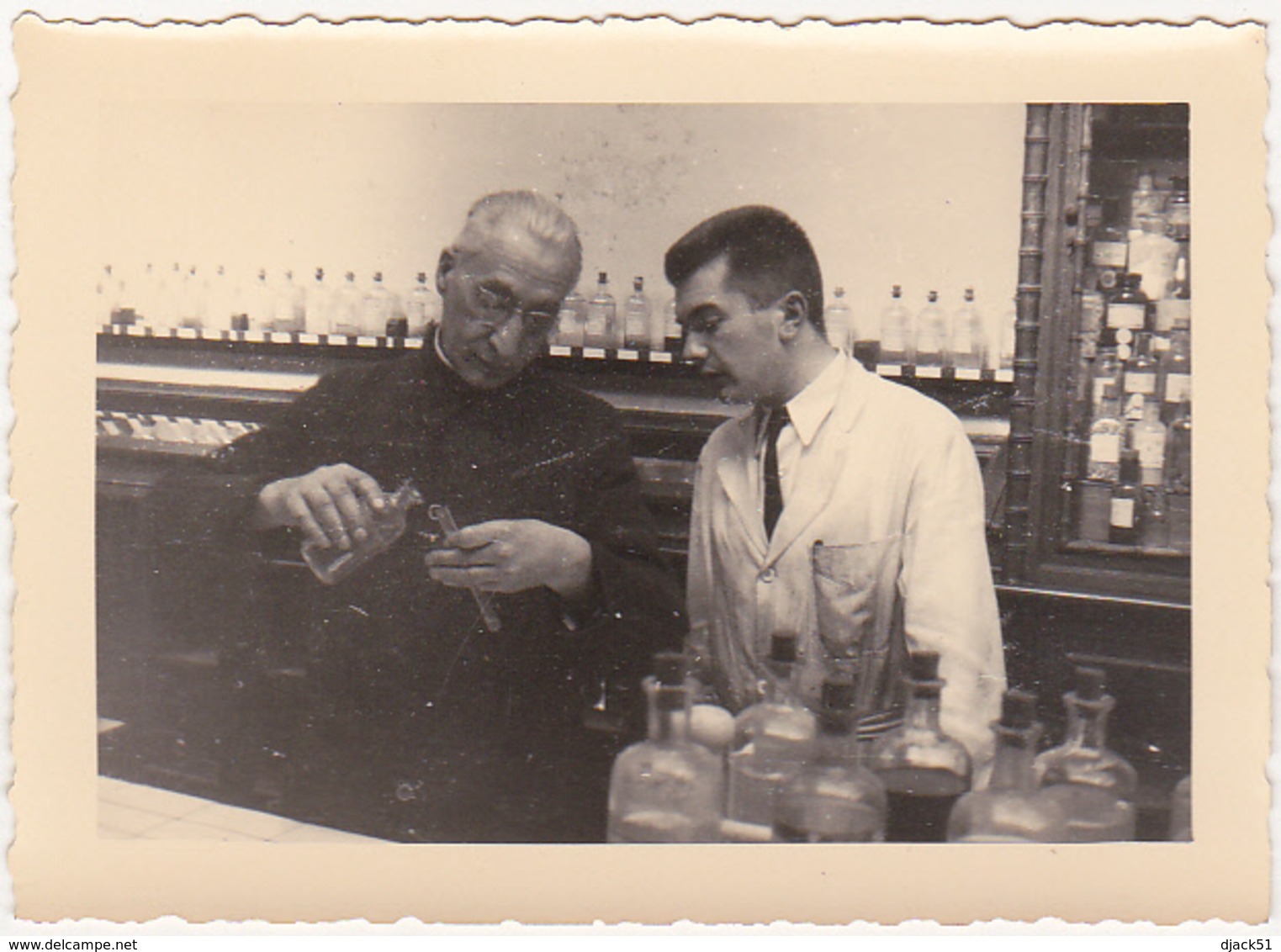 Lot De 5 Anciennes Photos / Jeunes étudiants, Cours De Chimie - Cars