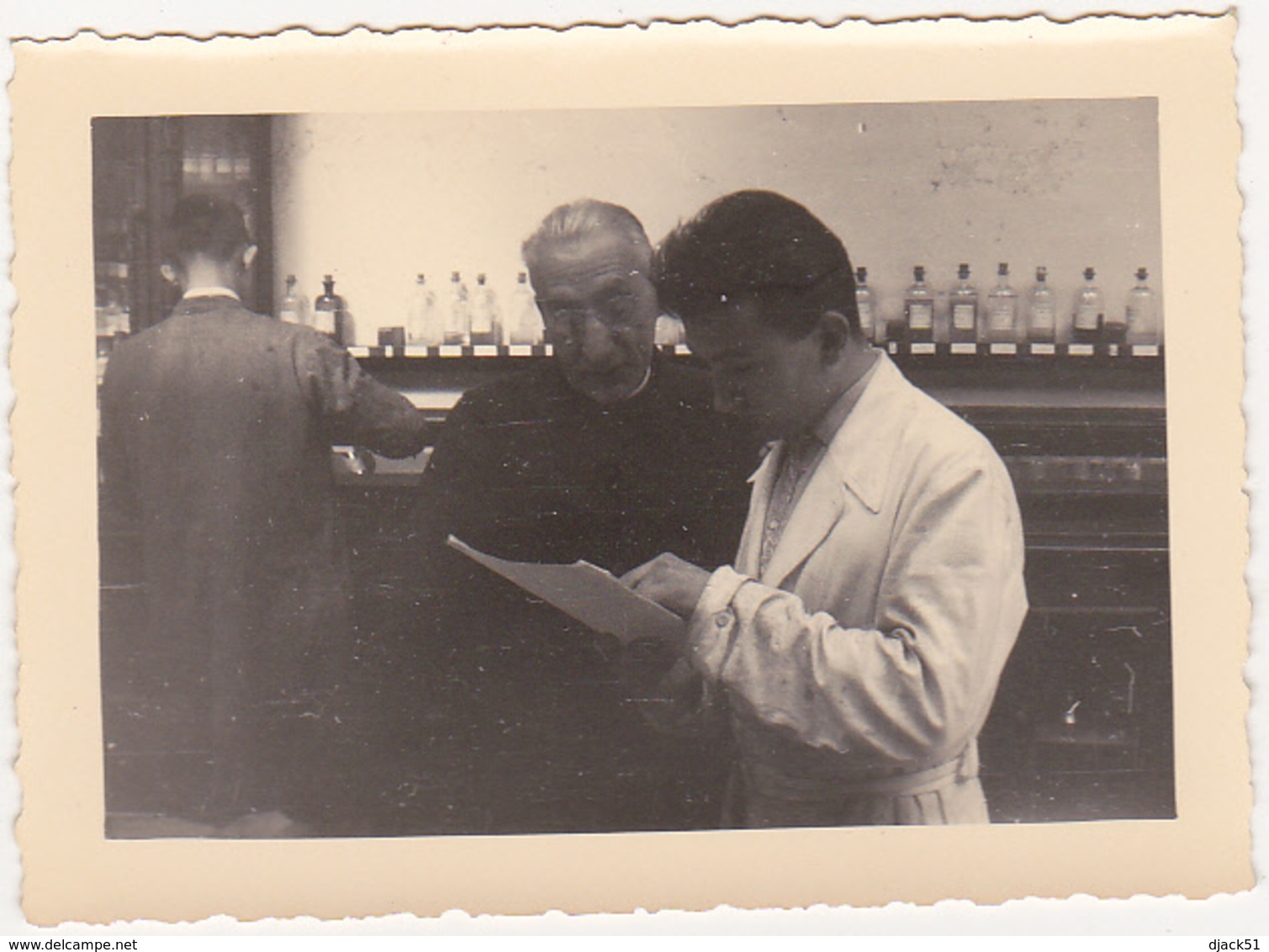 Lot De 5 Anciennes Photos / Jeunes étudiants, Cours De Chimie - Automobile