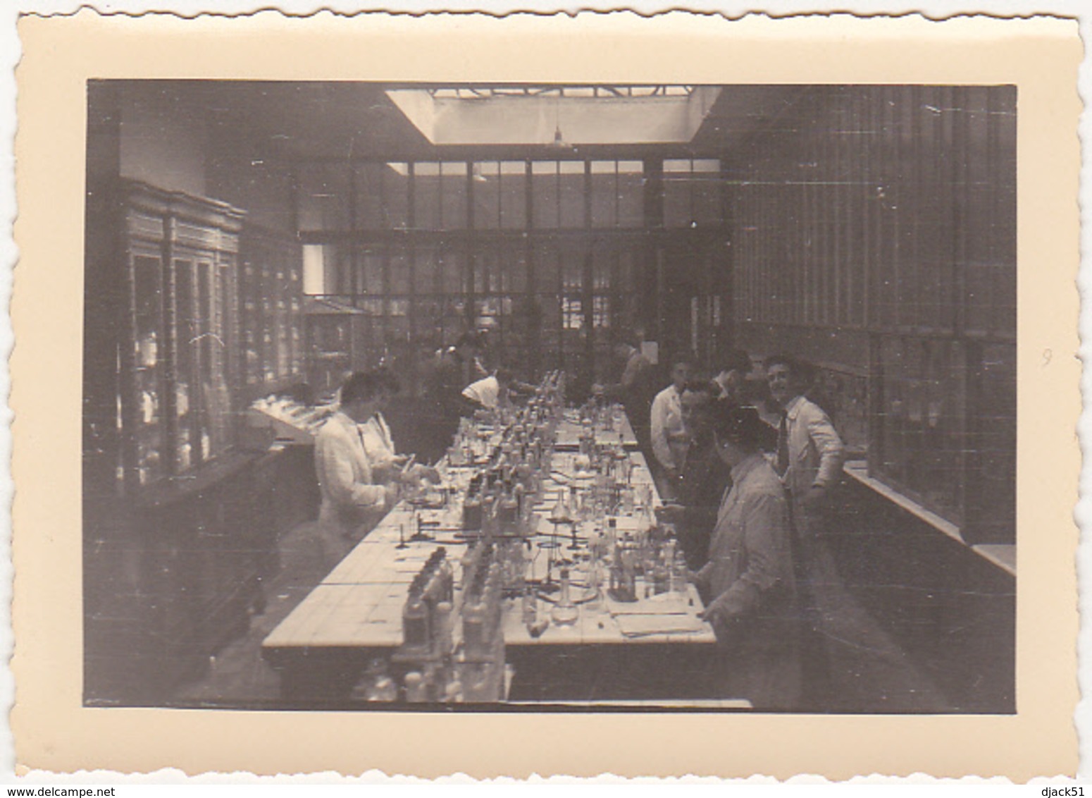 Lot De 5 Anciennes Photos / Jeunes étudiants, Cours De Chimie - Cars